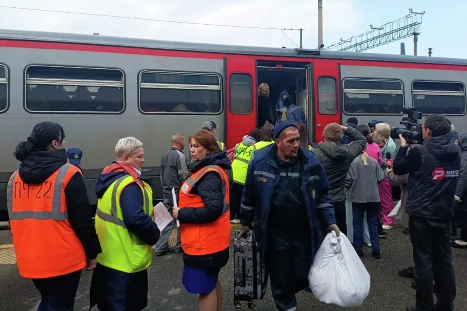 Уже более 300 человек эвакуировали в Ульяновск автобусами и спецсоставами. «Прибывшие [в Ульяновск] смогут временно разместиться на вокзале, при необходимости пройти медицинский осмотр и получить психологическую помощь», – говорится в сообщении РЖД.