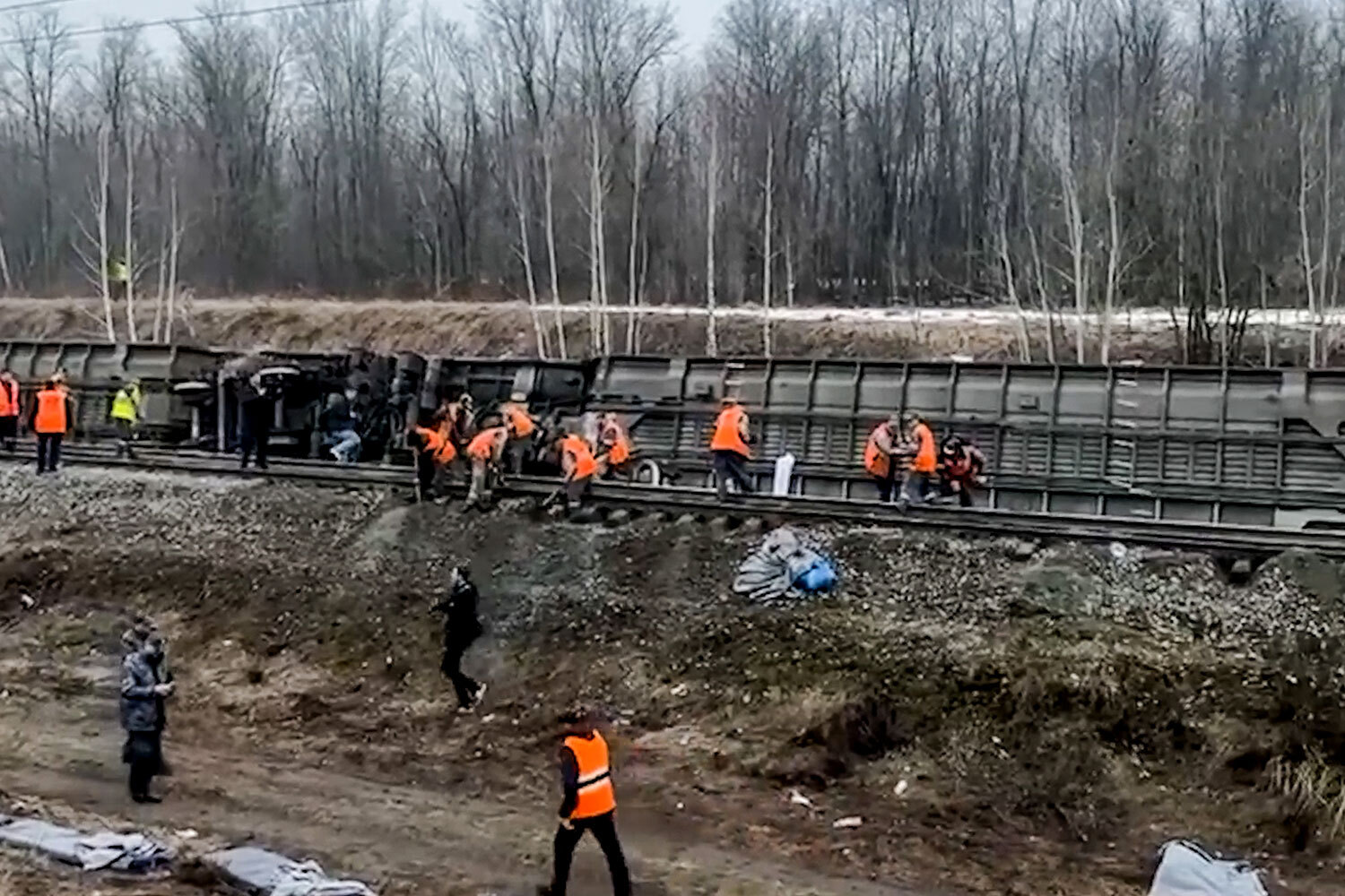 По данным РЖД, движение поездов в районе ЧП планируется восстановить в ближайшее время. Железнодорожникам необходимо заменить около 200 шпал, скрепления, а также два рельса длиной 25 м, заявили в компании.