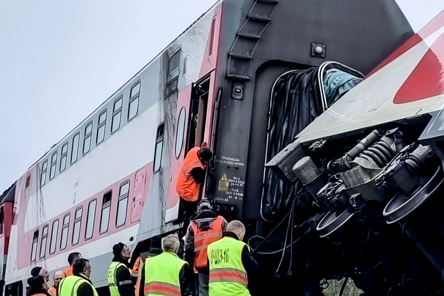 «На месте от РСЧС работают более 100 человек и 32 единицы техники. Дополнительно со станции Ульяновск-Центральный выехал состав с двумя пассажирскими вагонами вместимостью 150 человек», – говорится в сообщении МЧС. В одной из школ села Бряндино организован пункт временного размещения для пассажиров.