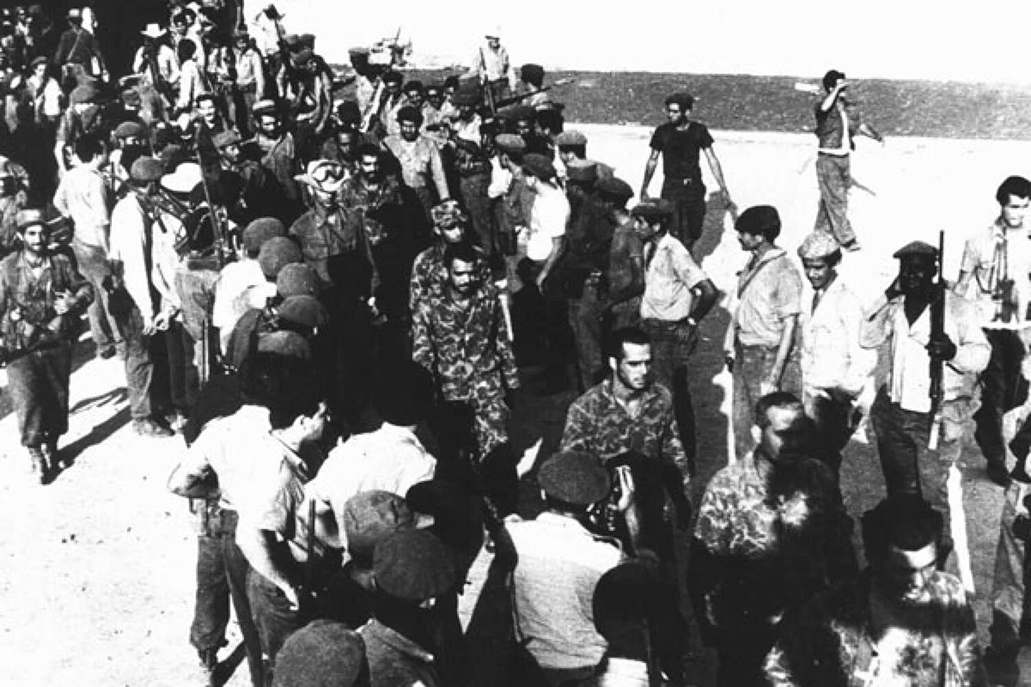 После победы партизан в январе 1959 г. Вашингтон признал новое правительство на Кубе, но отношения между соседями вскоре испортились. Национализация американского имущества, повышение налогов на импорт из США и сближение с СССР привели к тому, что уже летом ЦРУ решило устранить Кастро. В октябре начались диверсии: плантации и предприятия острова стали подвергаться бомбардировкам с неопознанных легкомоторных самолетов, вылетавших с американской территории. В 1960 г. США ввели частичное эмбарго на торговые операции с Кубой, а 3 января 1961 г. Вашингтон разорвал дипломатические отношения с Гаваной.