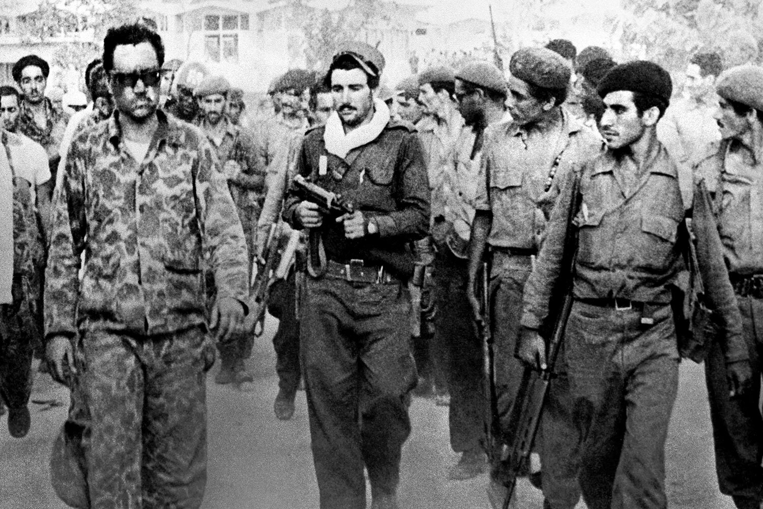 К исходу 18 апреля продвижение десанта было остановлено. Утром 19 апреля кубинские войска провели получасовую артподготовку и перешли в наступление, окружив «Бригаду 2506». Потери сил вторжения составили от 80 до 120 человек убитыми, около 1200 наемников попали в плен. В 1962 г. они были обменяны на крупную партию продовольствия и медикаментов. Потери кубинской армии — 156 убитых и 800 раненых.