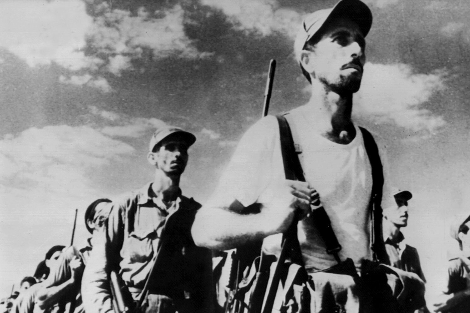 Руководство США не желало открытого военного противостояния с Кубой, которое было чревато международным осуждением, поэтому операция проводилась по «чужим флагом». 14 апреля восемь бомбардировщиков B-26 с опознавательными знаками кубинских ВВС нанесли удары по трем аэродромам с целью уничтожить авиацию противника. Однако военные на полуострове успели рассредоточить и замаскировать самолеты, оставив на аэродромах макеты и вышедшие из строя машины. В результате из 24 бортов Куба потеряла лишь два, хотя американская разведка была уверена, что полностью лишила революционное правительство поддержки с воздуха.