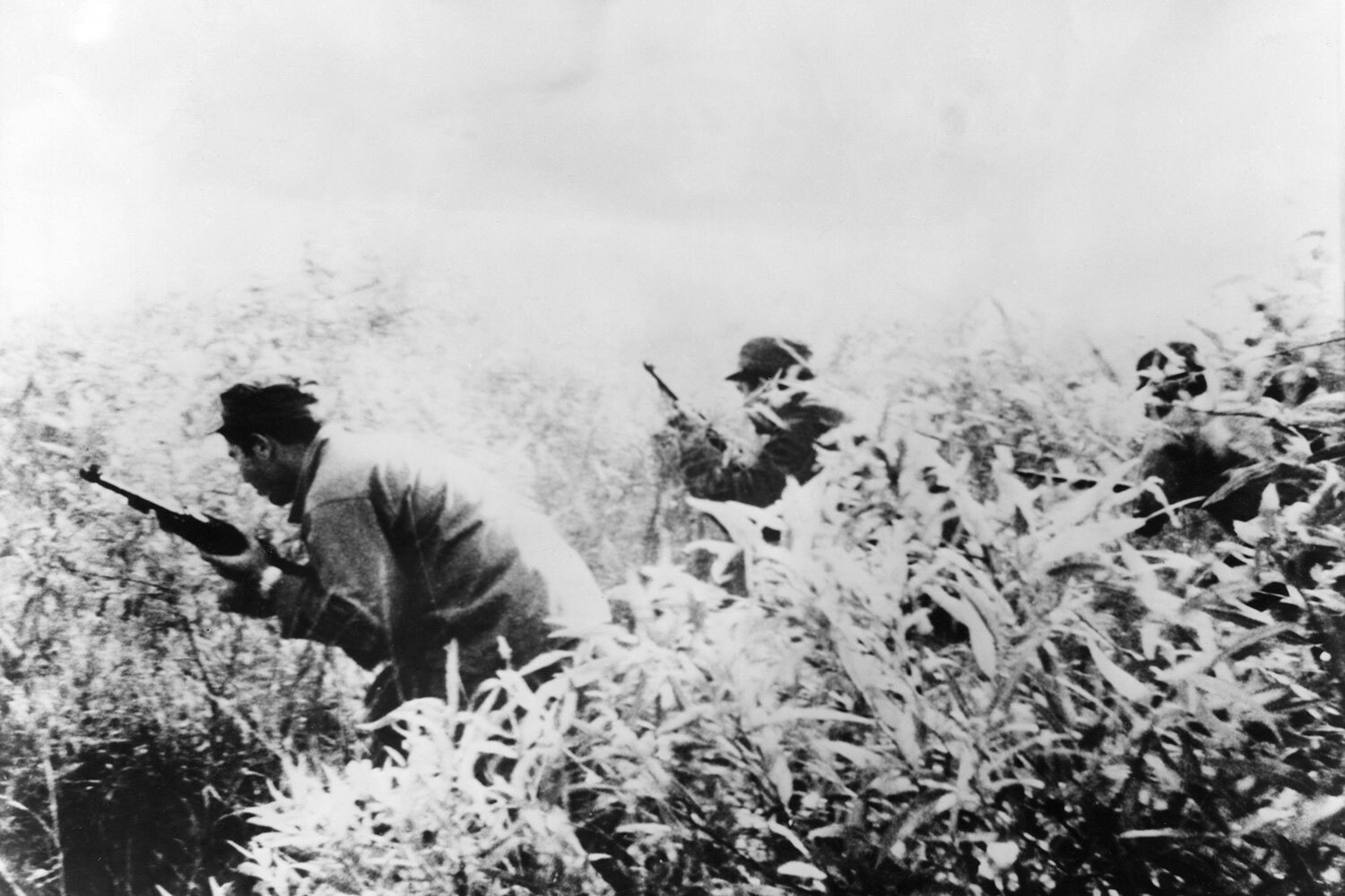 Первоначально десантники не встретили серьезного сопротивления и смогли отбросить местное ополчение. Однако вскоре о высадке стало известно властям полуострова, которые направили на место подкрепление. С наступлением рассвета кубинские ВВС, которые должны были быть уничтожены, начали наносить удары по силам вторжения. В результате были потоплены две десантные баржи и два транспортных судна, включая «Хьюстон» с пехотным батальоном на борту и «Рио-Эскондидо», на котором находилась большая часть тяжелого вооружения и боеприпасов.