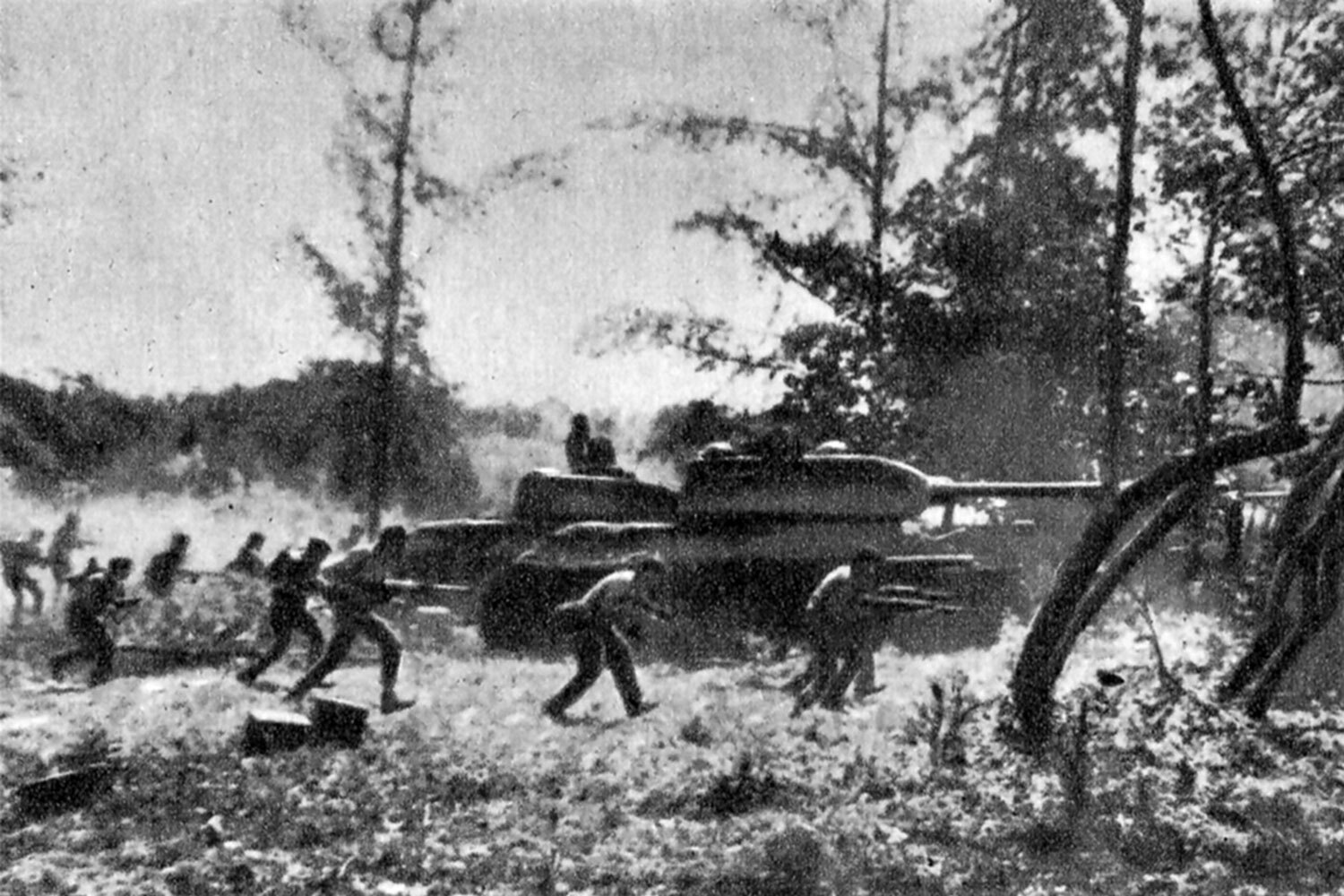 4 апреля 1961 г. президент США Джон Кеннеди утвердил операцию ЦРУ по высадке десанта на Кубе, который должен был спровоцировать вооруженное восстание против революционера Фиделя Кастро. Вторжение осуществлялось под «чужим флагом», официальный Вашингтон от него дистанцировался, а ошибки в планировании привели к одному из самых громких военных провалов в истории Соединенных Штатов. Хроника операции «Запата» – в галерее «Ведомостей».