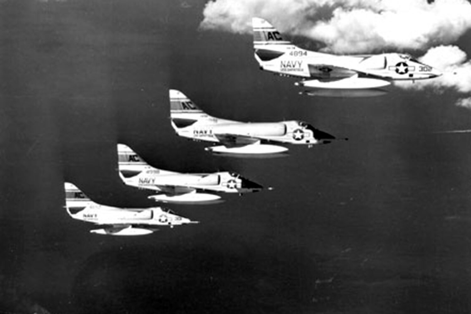 Несмотря на фактический срыв начальной части плана, 17 апреля 1961 г. в районе залива Свиней началась высадка основной части десанта – более 1500 человек. Местом были выбраны пляжи Плайя-Хирон («Голубой пляж») и Плайя-Ларга («Красный пляж»), а также место в 25 км к востоку от Плайя-Хирон («Зеленый пляж»). В состав флотилии входили два десантных корабля и пять грузовых судов с боеприпасами, топливом и провиантом. Поддержку им оказывали силы ВМС США — два эсминца и два авианосца («Эссекс» и «Боксер»), которые не принимали непосредственное участие в боевых действиях, но были в состоянии готовности недалеко от Кубы.