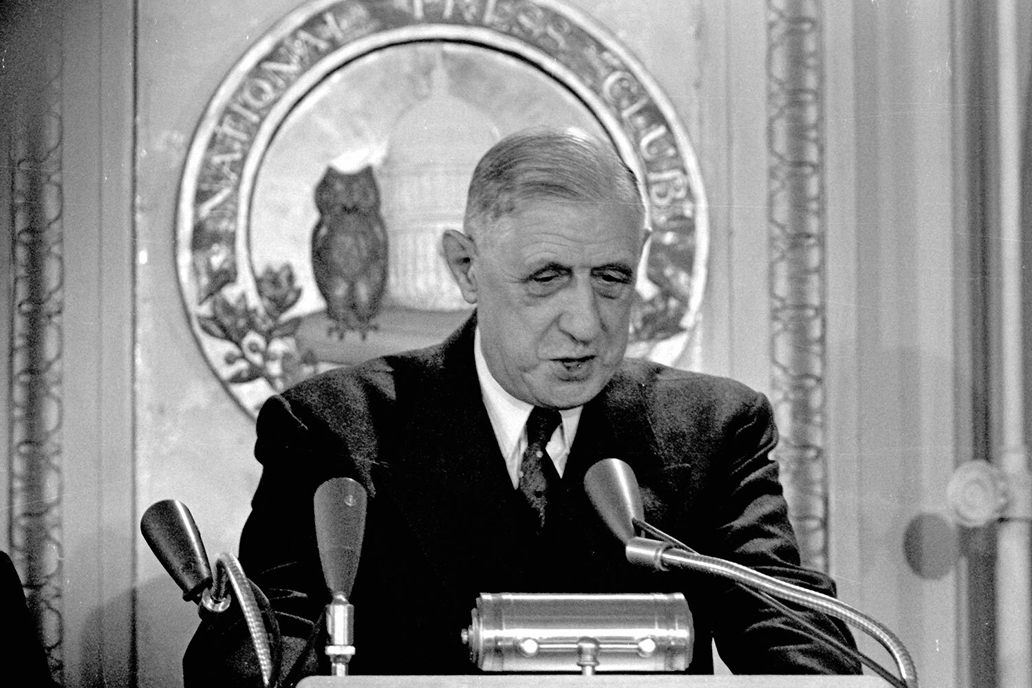 План ЦРУ по свержению революционного правительства, получивший кодовое название «Плутон», был утвержден президентом Дуайтом Эйзенхауэром 17 марта 1960 г. Он включал создание организованной оппозиции, ведение информационной пропаганды и развязывание контрреволюционной герильи (партизанской войны). Ответственным был назначен заместитель директора ЦРУ по планированию тайных операций генерал Ричард Биссел. Кубинских эмигрантов, чьими руками американцы планировали осуществить операцию, рекрутировали и готовили в странах Центральной Америки – Гватемале и Никарагуа, а также на базе острова Вьекес в Пуэрто-Рико.