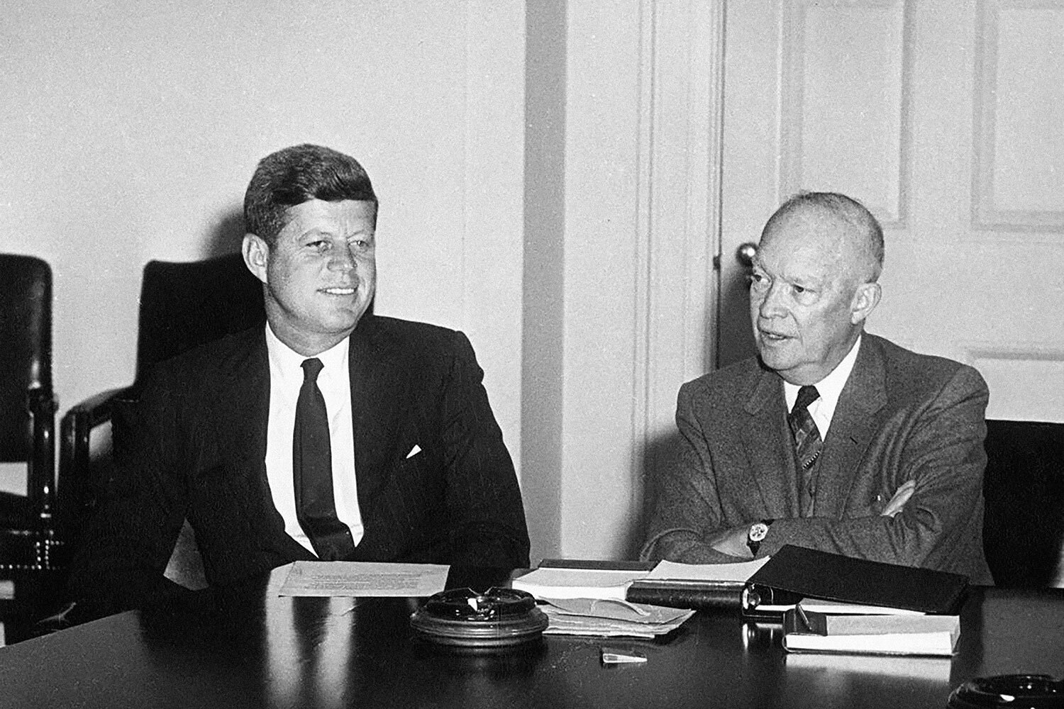 Изначально план предполагал, что высадка десанта станет катализатором всеобщего восстания на полуострове. В случае, если этого не произойдет, на плацдарм должно было прибыть «временное правительство» Кубы, которое запросило бы военную помощь у США. После вступления в должность в январе 1961 г. Джон Кеннеди ознакомился с планом и выразил пожелание, чтобы его дополнительно изучали эксперты Пентагона. 26 января был утвержден несколько измененный документ, который предусматривал увеличение количества десантников с 800 до 1443 человек, предоставление им бульдозеров и инструментов для подготовки полевого аэродрома, а также дополнительного вооружения.