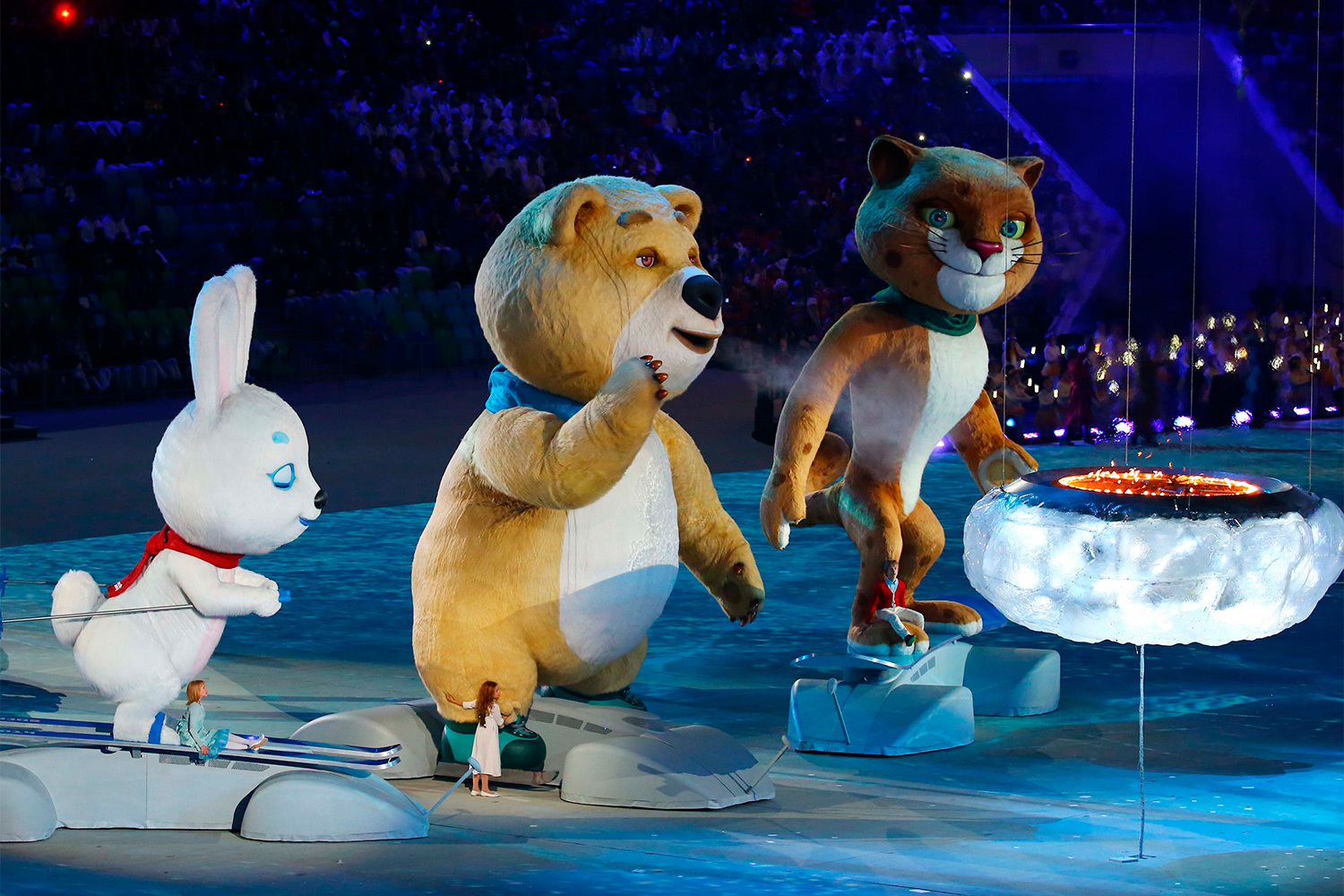 Для каждой Олимпиады разрабатывают эмблему и талисманы. Среди них были снеговик, енот, ягуар, такса и, конечно, знаменитый олимпийский медведь. Первый олимпийский талисман появился в 1968 г.: на зимней Олимпиаде в Гренобле (Франция) им стал персонаж по имени Schuss (Шюсс) – фигурка человечка на лыжах с красно‑белой головой и олимпийскими кольцами на лбу, созданная художником Морисом Лафаргом. Позднее в том же году на летних Играх в Мехико представили Красного ягуара.На фото: зимняя Олимпиада-2014 в Сочи.