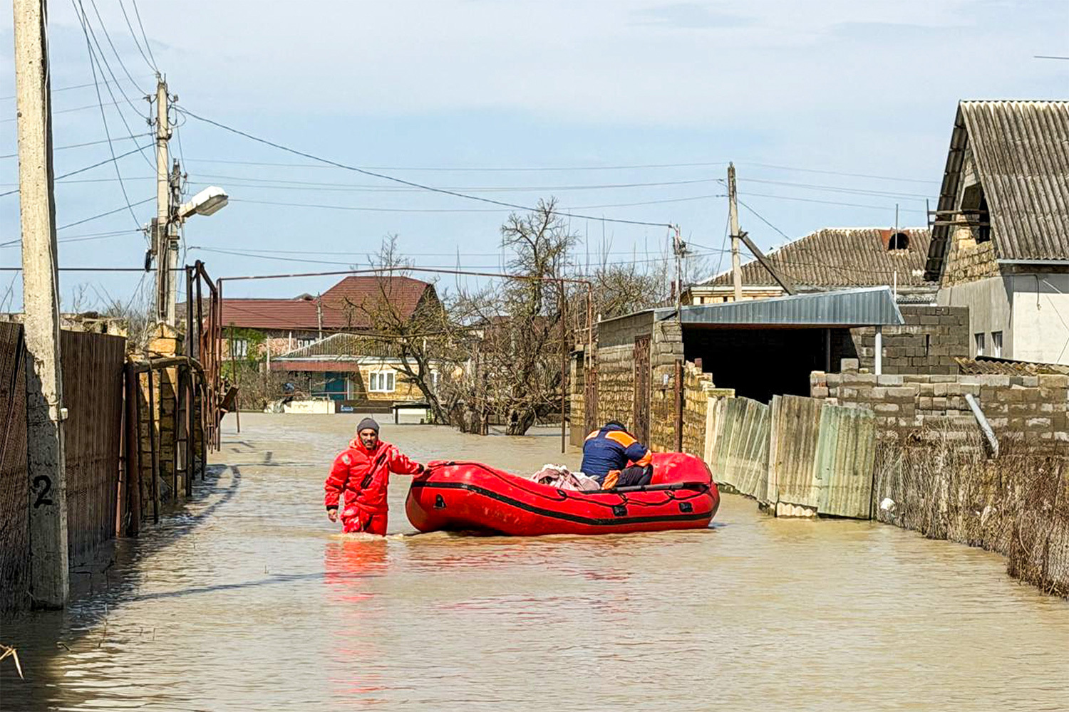 Дагестан накрыла вторая волна сильнейшего за последние 100 лет наводнения. Аномальные ливни, начавшиеся в конце марта и усилившиеся 5 апреля, привели к прорыву земляного вала Геджухского водохранилища в Дербентском районе. Свыше 2000 жилых домов оказались подтоплены. Также разрушены мосты и дороги. Режим чрезвычайной ситуации действует в более чем 10 муниципалитетах. Из-за последствий стихии погибли четыре человека, в том числе двое детей.