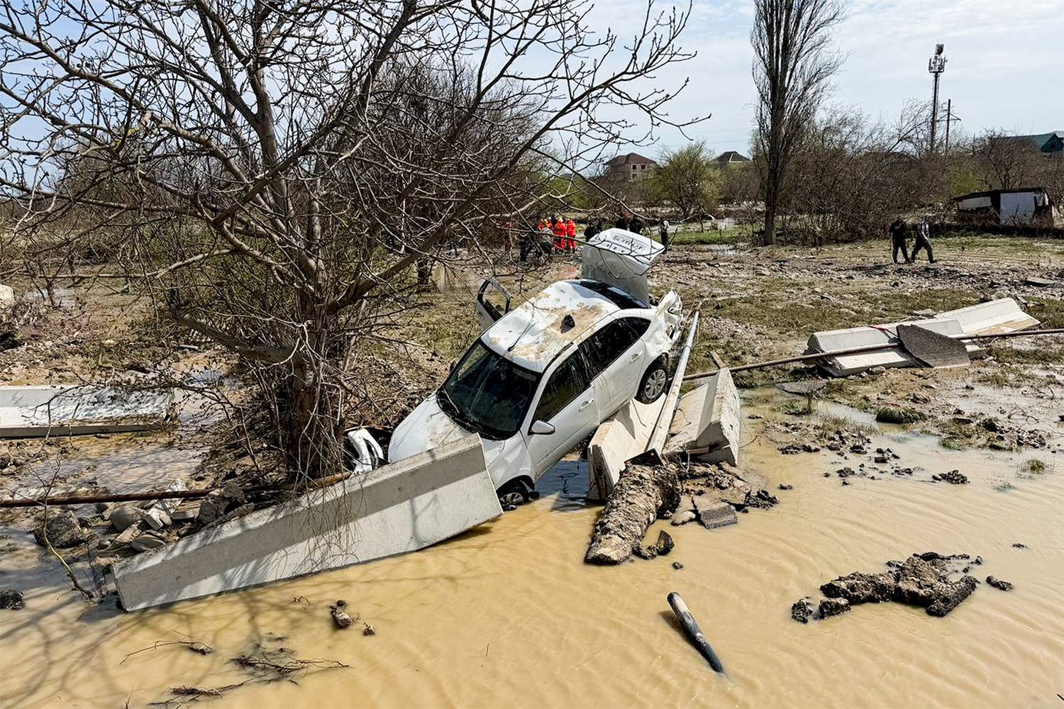 Власти объявили эвакуацию 4165 человек из Дербентского района. После прорыва дамбы на Геджухском водохранилище несколько автомобилей опрокинулись.