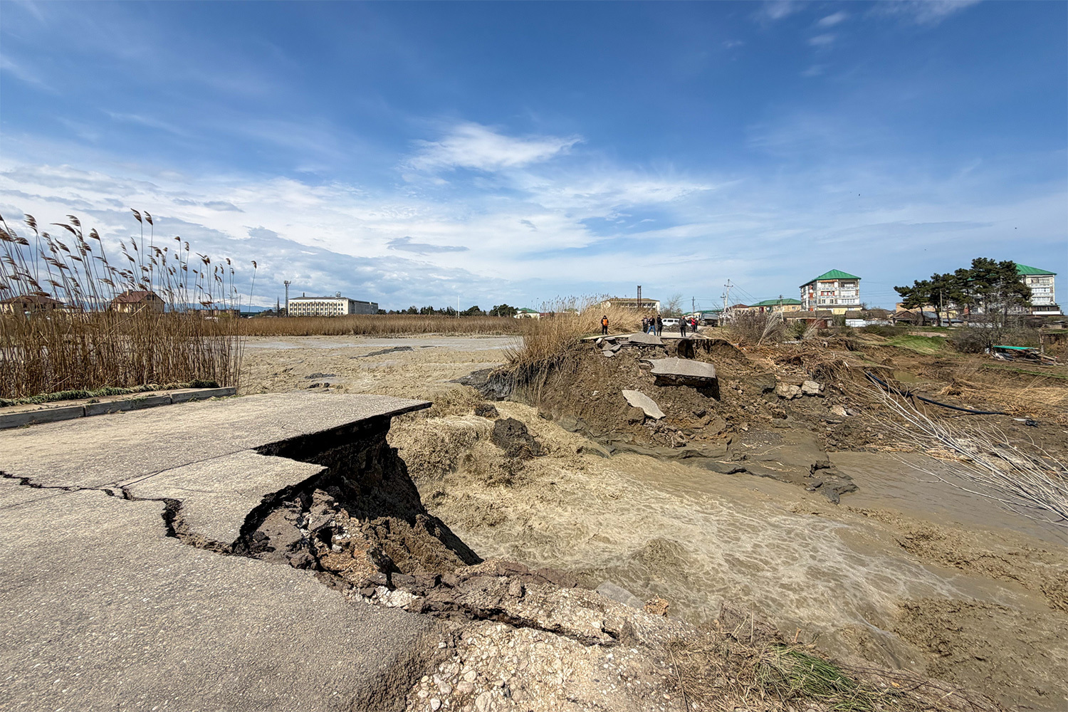 Сложная ситуация сохраняется в Махачкале. Так, на улице Айвазовского, по информации администрации главы Дагестана, «в результате подмыва грунта произошло обрушение трехэтажной пристройки к шестиэтажному дому». Следственный комитет возбудил уголовное дело о халатности (ст. 293 УК РФ).