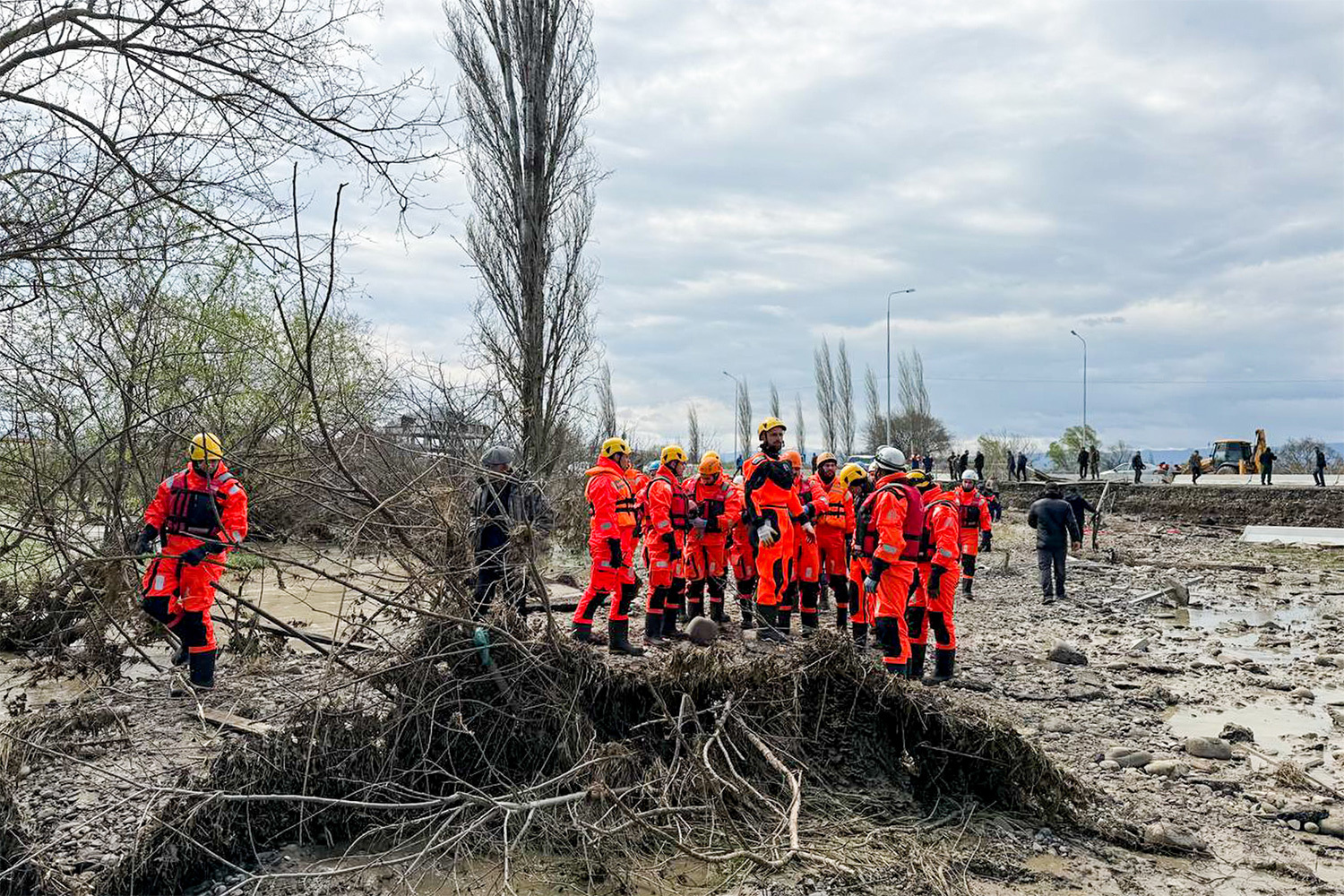 5 апреля из аварий без электроснабжения остались около 500 000 жителей 139 населенных пунктов в 14 районах республики.