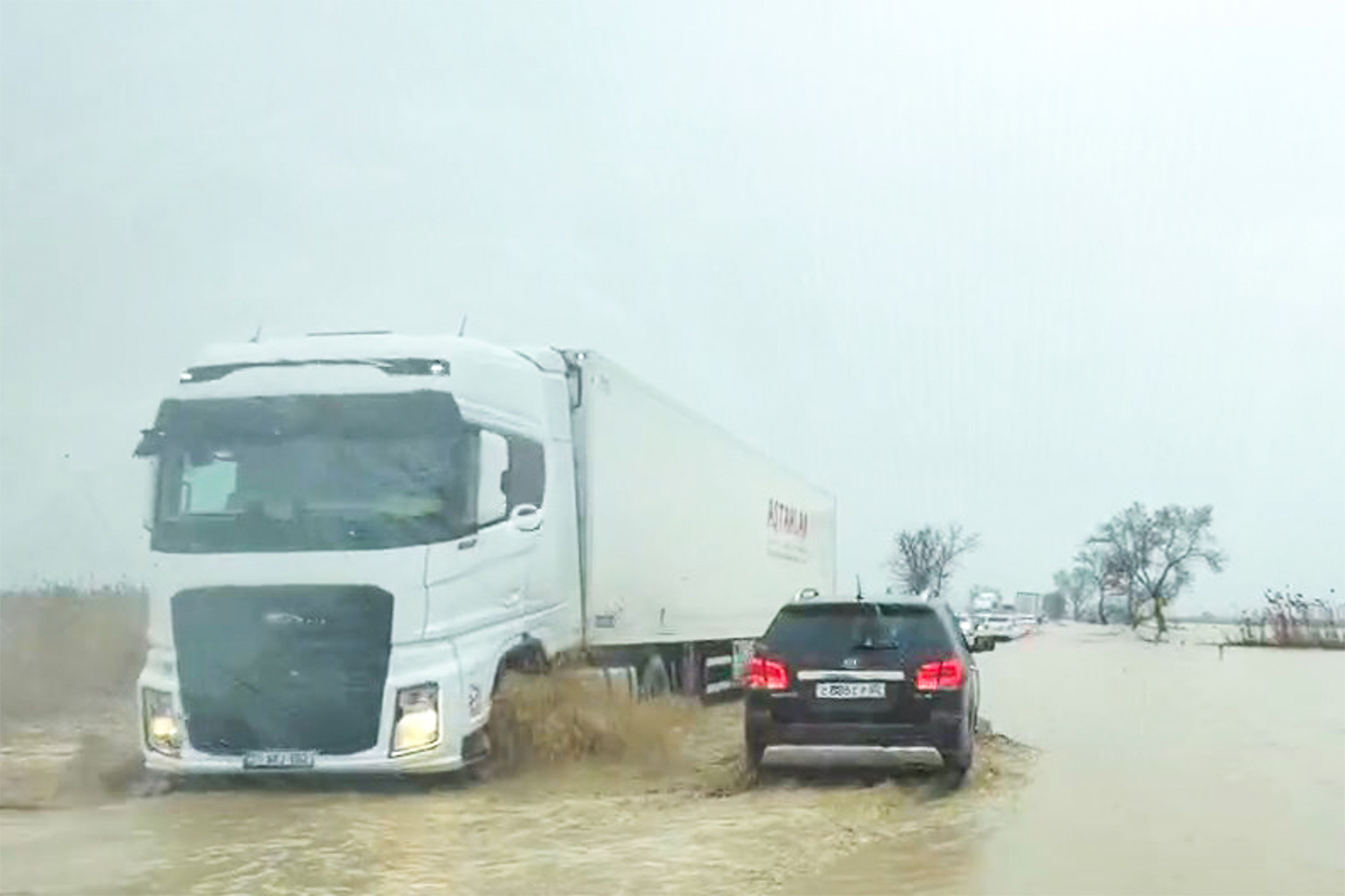 По данным мэра Махачкалы Джамбулата Салавова, всего в городе подтоплено 173 улицы и 3755 домовладений.