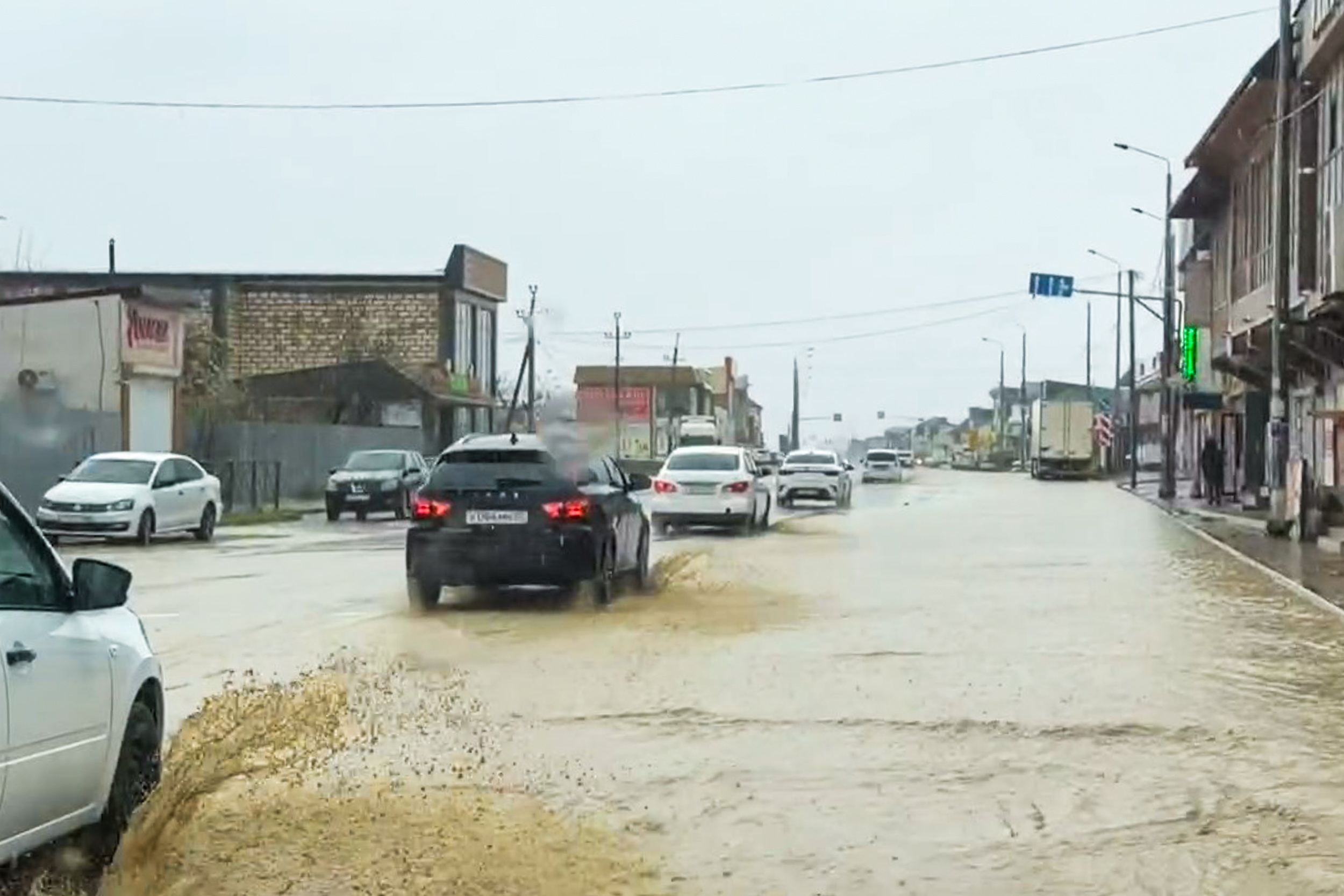 Селевые потоки и камнепады в горах отрезали от внешнего мира более 50 населенных пунктов. В Хасавюрте оказались разрушены железнодорожный и автомобильный мосты.