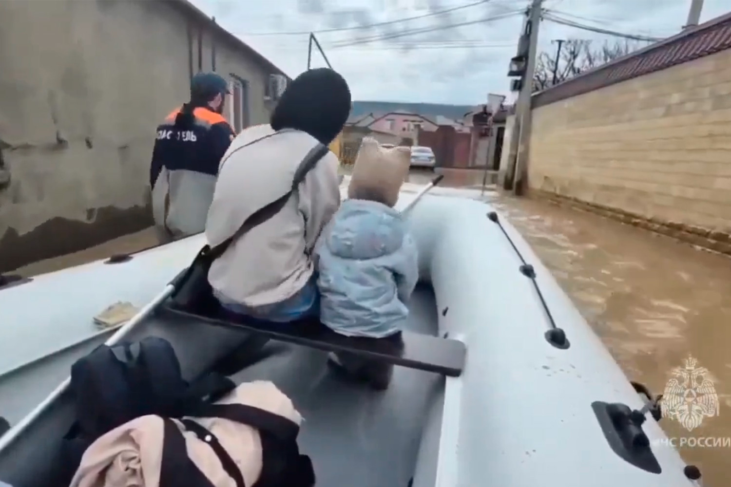 «Специалисты подтверждают: проблемы с подтоплениями в столице во многом связаны с бездумной застройкой прибрежной зоны реки Тарнаирка. Несколько домов возведены прямо в русле самой реки! Строения препятствуют естественному течению воды, которая находит себе другие пути: улицы, дома, жилые кварталы», – заявил глава республики Сергей Меликов.