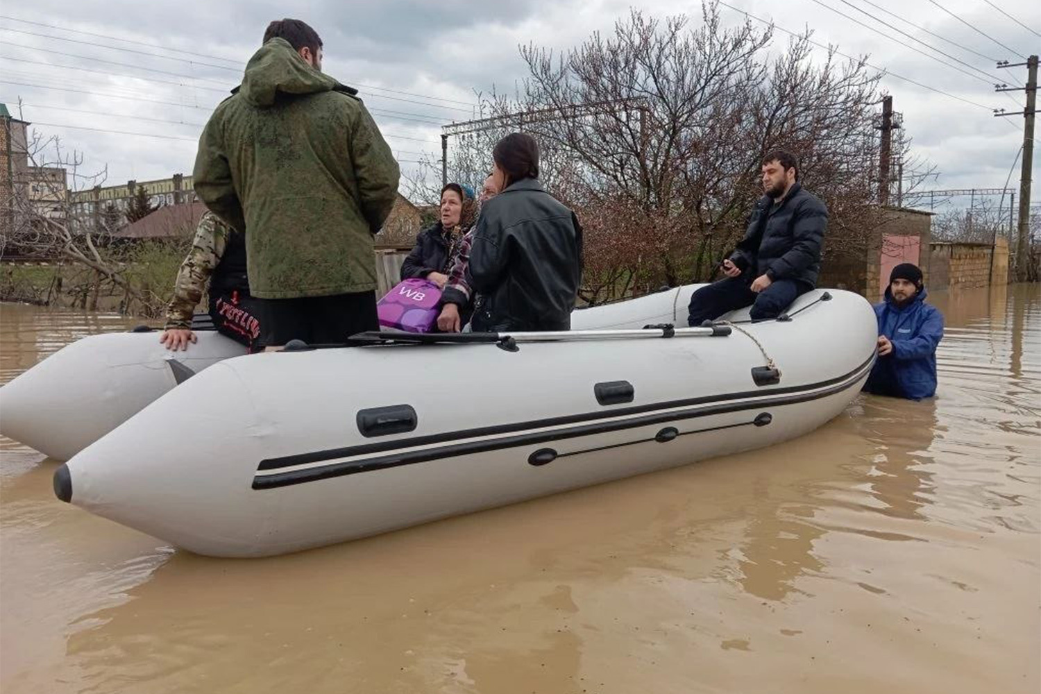 Спасателям и местным жителям удалось спасти семерых человек, которых унесло течение.