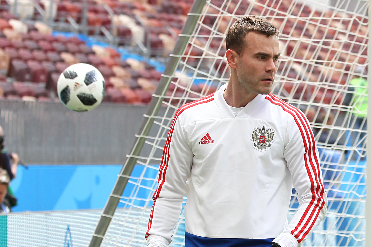 Игорь Акинфеев родился 8 апреля 1986 г. в городе Видное Московской области. Его отец работал водителем, а мать – воспитательницей в детском саду. Уже в два года мальчик гонял по дому импровизированный мяч – картошку. В четыре с половиной года ребенка отдали в армейский футбольный манеж к своему знакомому тренеру Дезидерию Ковачу, хотя обычно туда брали детей с шести лет. После просмотра наставник сказал родителям: «В будущем это игрок основного состава». «Я действительно любил футбол и мечтал всегда играть в ЦСКА. Грезил этим просто, смотрел все матчи», – признавался позднее Акинфеев. 