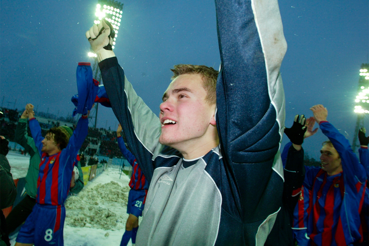 Полноценный дебют Игоря Акинфеева в премьер-лиге состоялся 31 мая 2003 г. в матче против «Крыльев Советов». Вратарь не пропустил ни одного мяча и на последних минутах отразил пенальти, пробитый Андреем Карякой. В своем первом сезоне Акинфеев провел 13 матчей, пропустив 11 голов, и впервые стал чемпионом России в составе ЦСКА. Благодаря успешному выступлению он закрепился в статусе основного вратаря команды на следующий сезон.