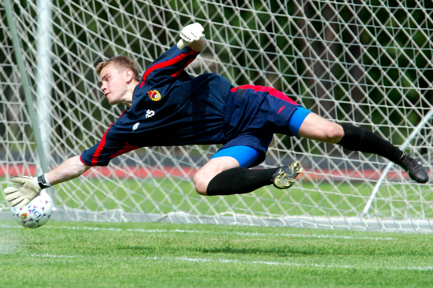 Футболист сразу решил стать вратарем – позже он шутил, что просто «не любил бегать». В академии Акинфеева выделяли не только за физические данные и реакцию, но и, как отмечали наставники, за тактическую грамотность: он умел «читать игру», предугадывать действия соперников и выбирать правильную позицию. По словам Акинфеева, в 2000 г. его игру в манеже ЦСКА увидел тренер Павел Садырин. «На следующий день вызвали меня и родителей, мы подписали договор», – рассказывал голкипер. Впервые об Акинфееве заговорили еще в 2001 г., когда он играл за второй состав армейцев и стал привлекаться в юниорскую сборную страны.