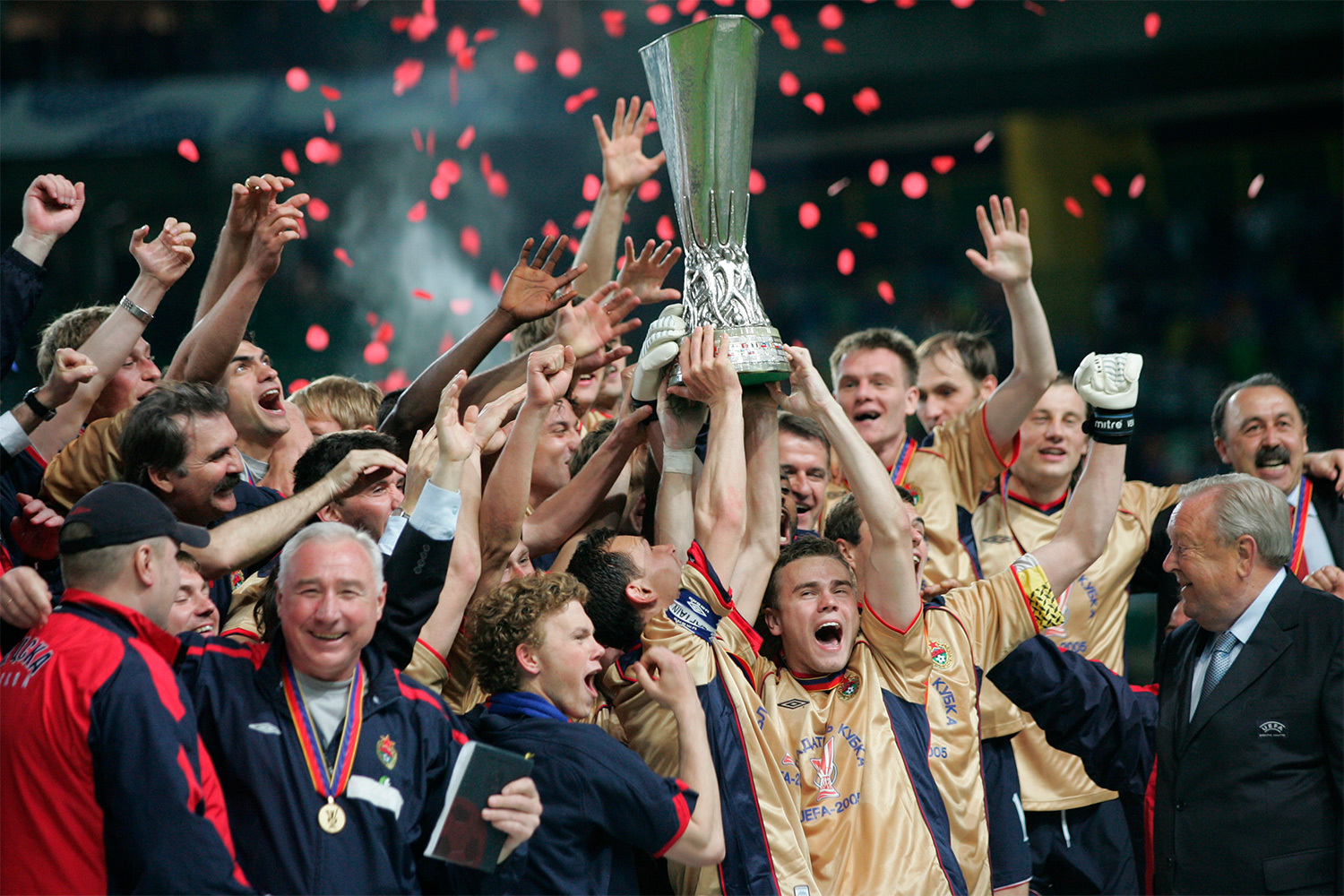 Важным этапом в карьере Акинфеева стал дебют в составе национальной команды 28 апреля 2004 г. – в товарищеском матче против Норвегии на стадионе «Уллевол» в Осло. В возрасте 18 лет и 20 дней он стал самым молодым вратарем, когда-либо дебютировавшим в сборной СССР/России. Встреча завершилась победой хозяев со счетом 3:2. Постепенно Акинфеев закрепился в роли основного голкипера. Ему довелось выступать за Россию на двух мундиалях и двух европейских первенствах. А самым памятным моментом за карьеру в ЦСКА, по словам футболиста, стала победа в Кубке УЕФА (на фото). В 2005 г. в финале турнира в Лиссабоне московский клуб обыграл местный «Спортинг» со счетом 3:1.