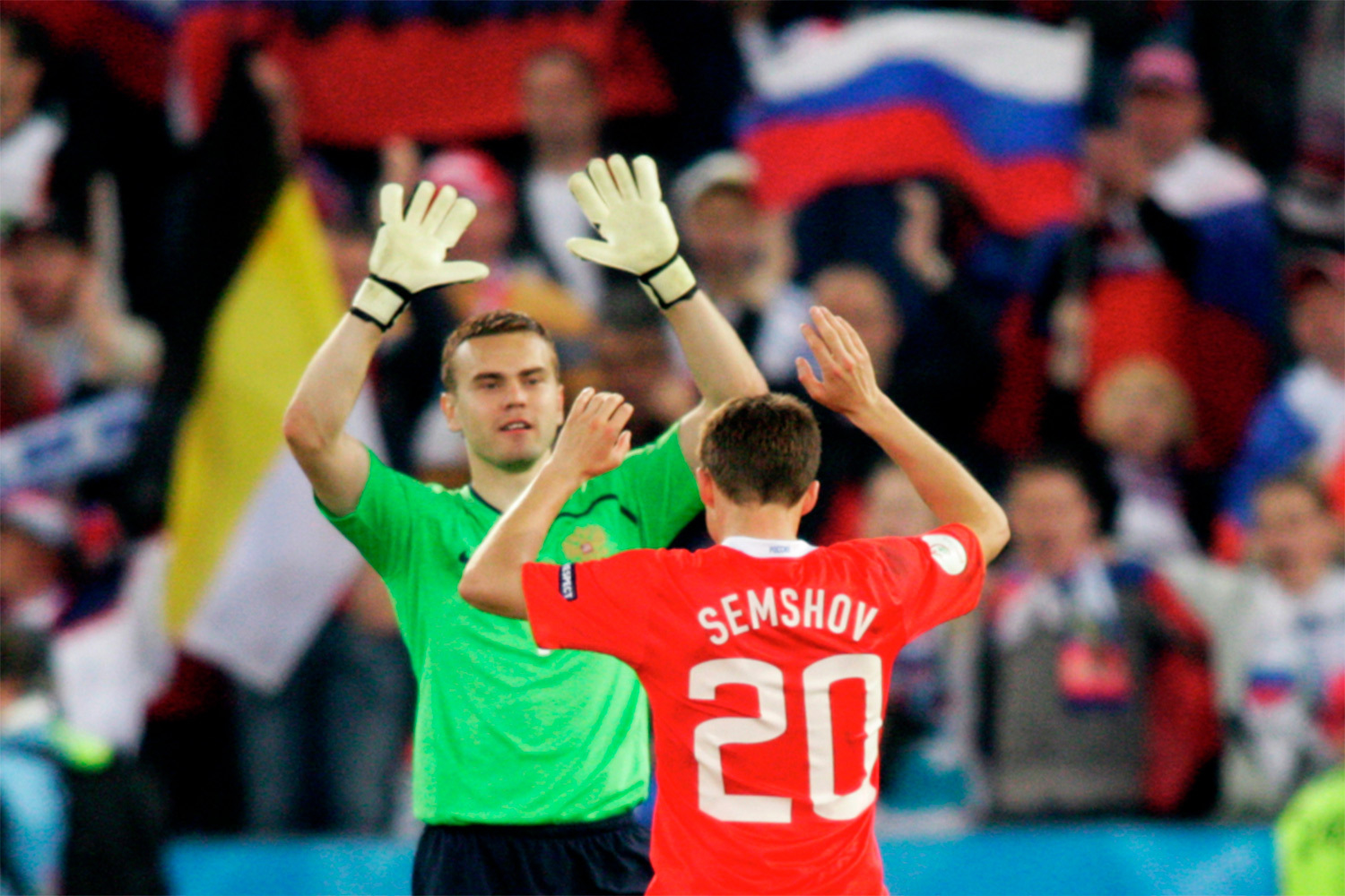 В 2007 г. в выездном матче против «Ростова» Игорь Акинфеев получил разрыв крестообразных связок, из-за чего был вынужден пропустить полгода. Голкипер не просто вернулся в строй после восстановления, но и в 2008 г. был назначен капитаном красно-синих – и остается им по сей день. «Я вообще люблю команду ЦСКА, считаю себя патриотом клуба. И могу со всей ответственностью заявить: ни на одну российскую команду, какие бы день­ги ни предлагали, я ЦСКА не променяю», – говорил он в интервью. Кроме того, Акинфеев помог армейцам завоевать бронзовые медали Евро-2008, отыграв на ноль в матчах группового этапа против Швеции и Греции.