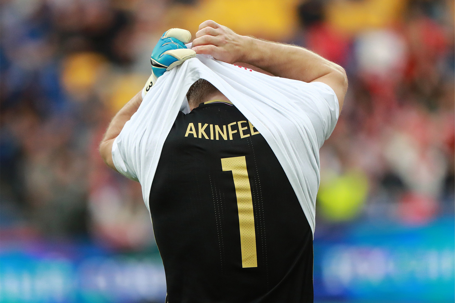 В сезоне 2011/12 Акинфеев вновь получил разрыв крестообразных связок колена, которое уже оперировали в 2007 г. На этот раз во время столкновения с нападающим «Спартака» Веллитоном. Голкипер вышел на поле через восемь месяцев, а после Евро-2012 он снова вернул себе место в воротах сборной России. «Чтоб вы понимали, после второй операции у меня артрит четвертой степени. Сустав постоянно ноет, стираются хрящи. По факту у тебя просто нет нормального колена, как и нормальной жизни… Только я знаю, какую работу проделываю, чтобы просто выходить на поле», – рассказывал он.