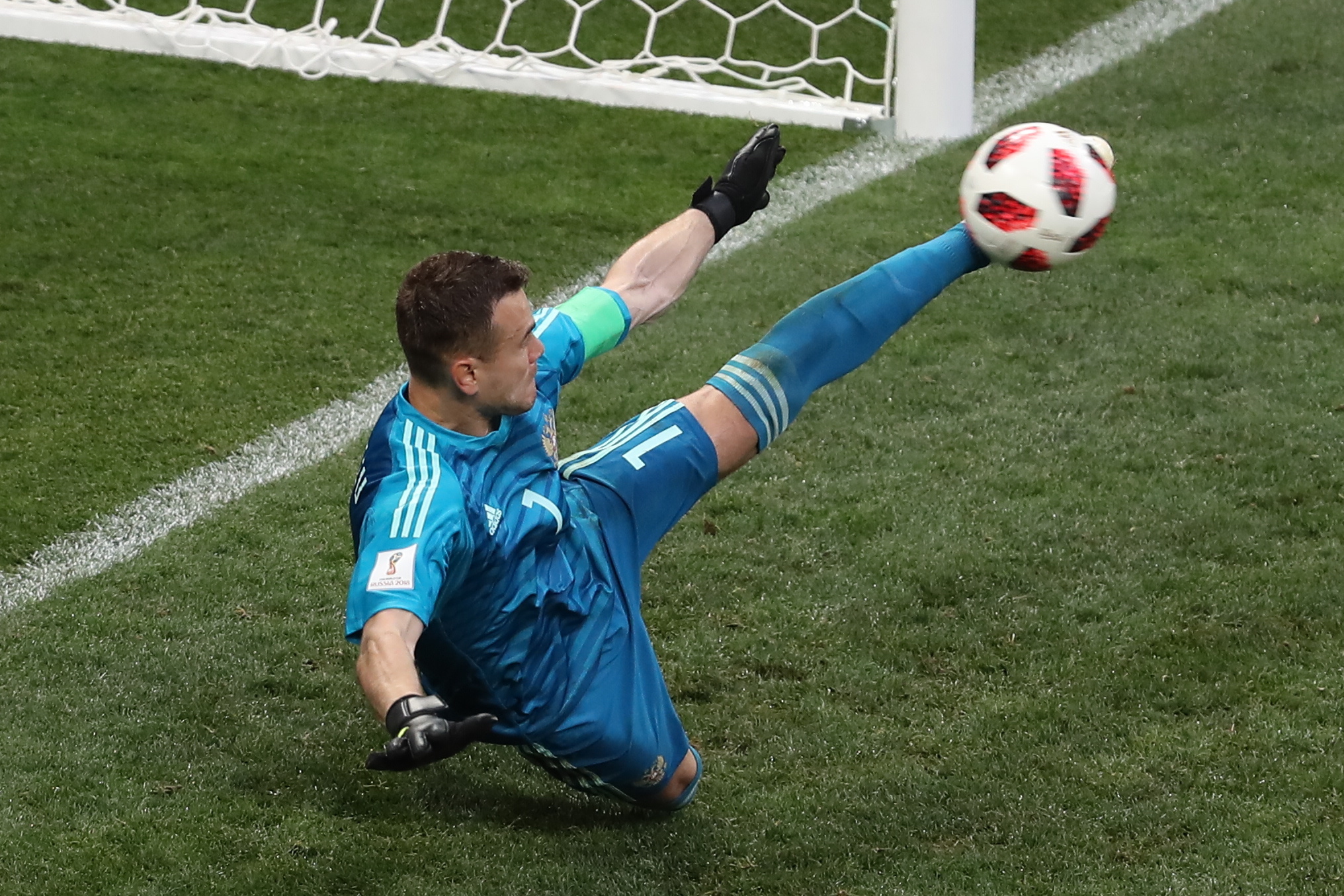 На чемпионате мира 2018 г. в России Акинфеев совершил один из самых запоминающихся сейвов в истории: в матче 1/8 финала против Испании он отразил удар в серии пенальти, что обеспечило выход сборной России в четвертьфинал. Этот эпизод болельщики прозвали «ногой бога». Вратарь провел 111 матчей за национальную команду (из них 48 – на ноль), пропустив в общей сложности 95 голов, и в том же году завершил карьеру в сборной. «Пришло время уступить дорогу более молодым коллегам и сосредоточиться на выступлениях за свой родной клуб», – объяснял он свое решение. Акинфеев входит в клуб Игоря Нетто (более 50 матчей за сборную России). Кроме того, он установил рекорд по продолжительности сухой серии в истории сборных СССР и России – 761 минута (9 сухих игр подряд), превзойдя прежний рекорд Вячеслава Малафеева в 653 минуты.