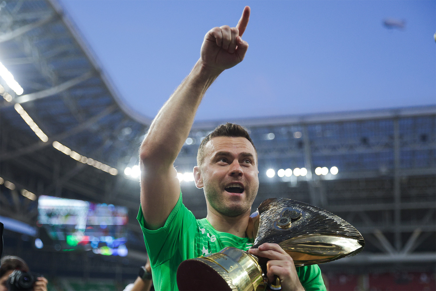 В мае 2024 г. Акинфеев продлил контракт с ЦСКА до лета 2026-го. В сезоне 2024/25 вратарь в восьмой раз завоевал Кубок России: в финальном матче против «Ростова» основное время завершилось со счетом 0:0, а победу армейцам принесла серия пенальти. В июле 2025 г. Акинфеев вместе с «красно-синими» выиграл восьмой Суперкубок России. Благодаря этим достижениям голкипер стал самым титулованным футболистом страны: в его активе теперь 23 трофея. Кроме того, Игорь Акинфеев – 11-кратный обладатель приза «Вратарь года» им. Льва Яшина.