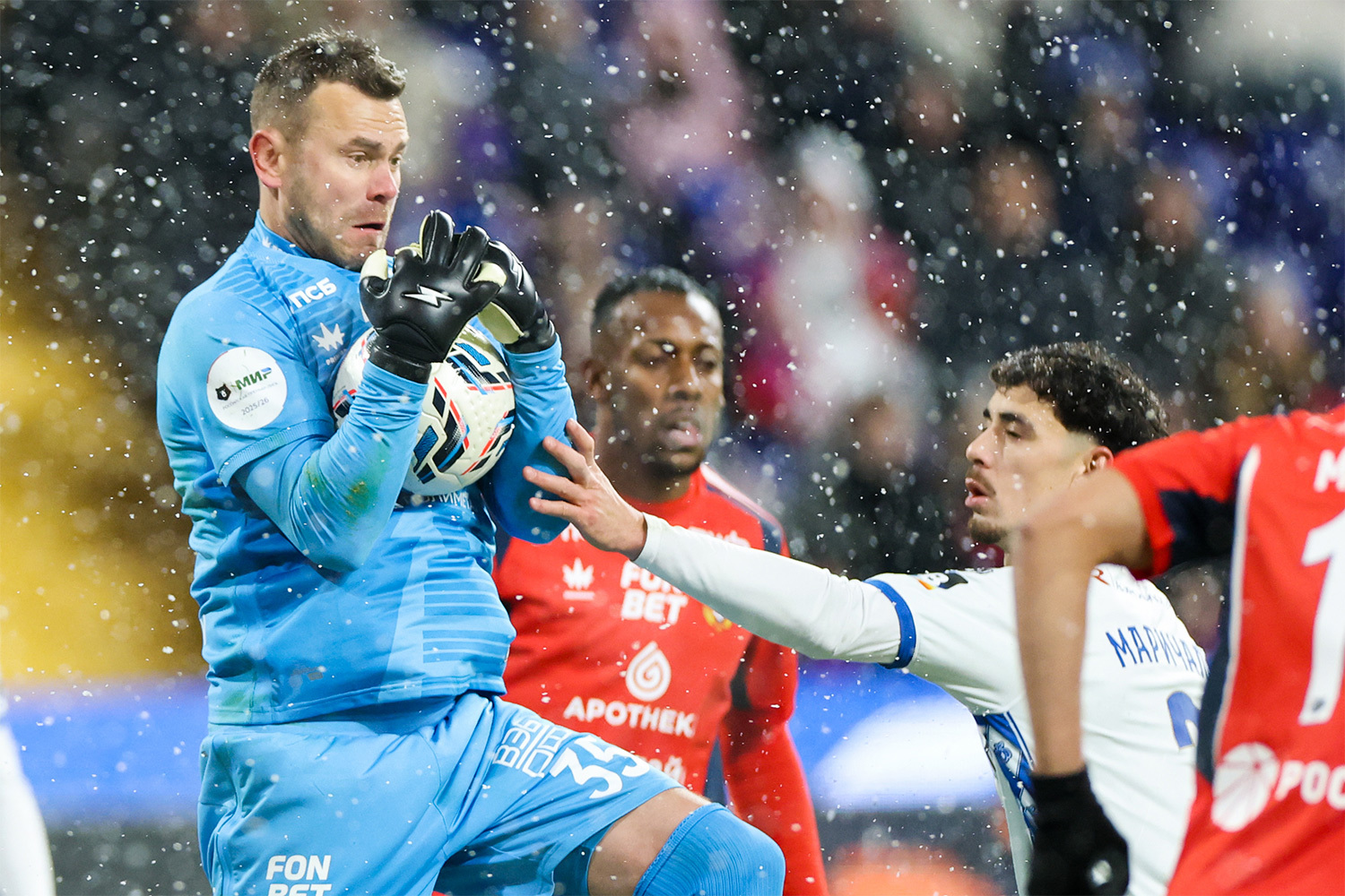 В 2025 г. Акинфеев попал в Книгу рекордов России за самую продолжительную непрерывную карьеру профессионального футболиста в одном клубе. На данный момент голкипер провел за московский ЦСКА 21 сезон, сыграв 818 матчей, из которых 336 завершились без пропущенных мячей. Трансферная стоимость Акинфеева достигала максимума в $20 млн, а на текущий момент оценивается в $1 млн. За свои заслуги он дважды получал «Золотую подкову» в рамках одноименной премии (2010, 2015), также неоднократно признавался лучшим вратарем России по версии РФС.