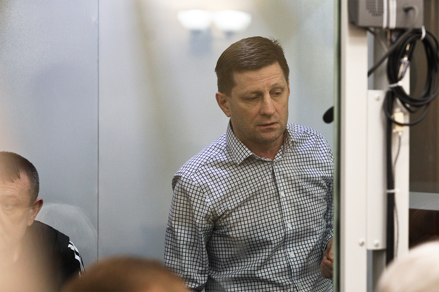 6 апреля Ленинский районный суд Курска признал бывшего главу Курской области Алексея Смирнова виновным по делу о получении взяток и назначил ему 14 лет колонии строгого режима. Приговоры губернаторам очевидно ужесточились с середины 2010-х гг., говорит президент фонда «Петербургская политика» Михаил Виноградов. Одна из причин – в административном ослаблении представителей гражданских властей, считает он. Кто был осужден за противоправную деятельность на посту руководителя региона – в галерее «Ведомостей».Сергей Фургал, Хабаровский край (2018-2020) – 25 летЗадержан в июле 2020 г. по делу об организации убийств и покушению на убийство нескольких предпринимателей в 2004-2005 гг. Позднее добавились обвинения в создании преступного сообщества и хищениях. В 2023 г. суд приговорил его к 22 годам, но продолжилось расследование по делу о хищениях средств у МСП-банка на 2 млрд руб. В декабре 2025 г. Бабушкинский суд Москвы приговорил Фургала к 23 годам колонии строгого режима, по совокупности приговоров он получил 25 лет лишения свободы.