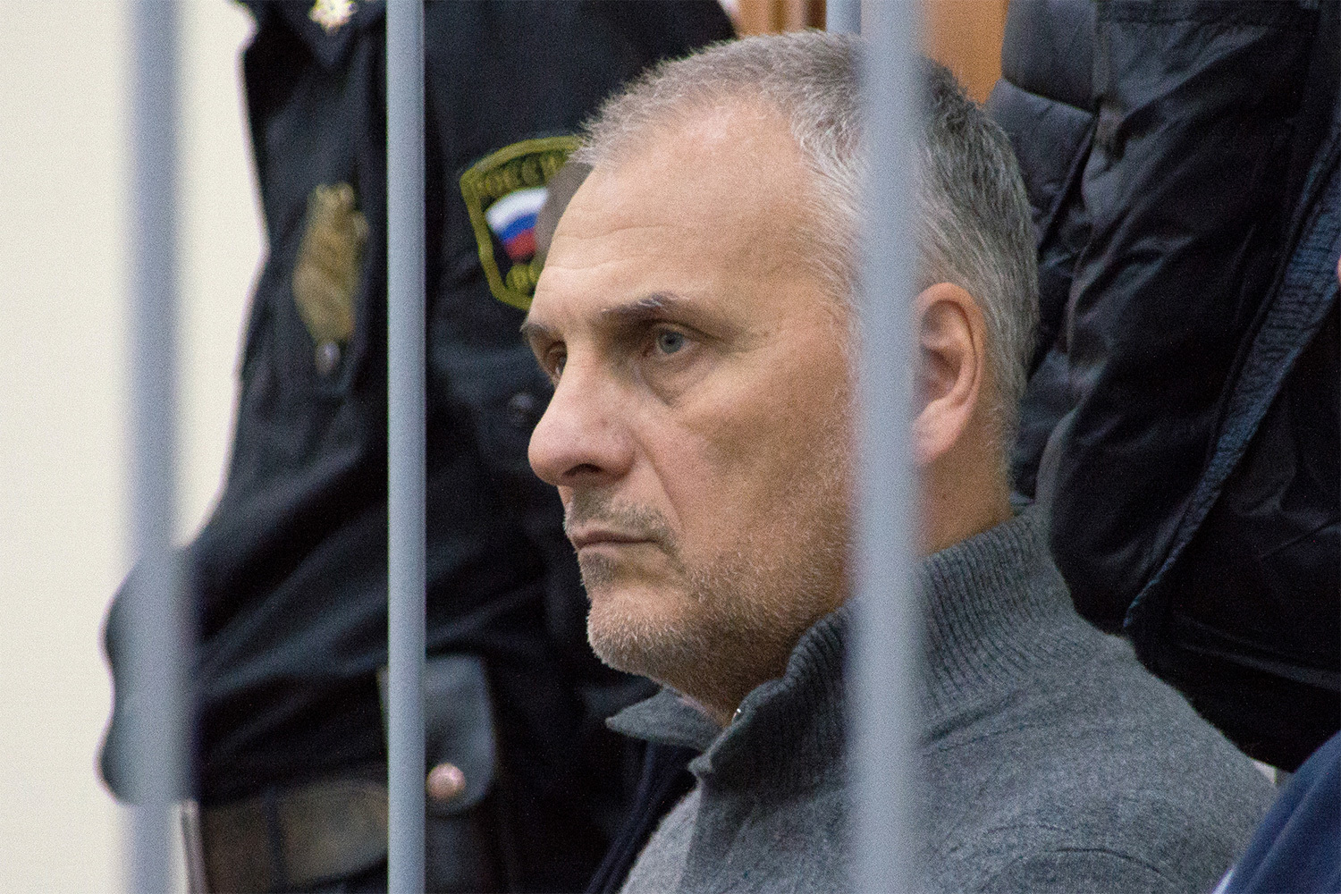 Александр Хорошавин, Сахалинская область (2007-2015) – 15 летЗадержан в марте 2015 г. по делу о получении взятки в особо крупном размере и этапирован в Москву. По версии следствия, Хорошавин в 2009 г. создал преступную группу для получения денег от бизнесменов за покровительство. Общий размер взяток превысил 522 млн руб. В 2018 г. суд приговорил его к 13 годам лишения свободы и штрафу в 500 млн руб. Вскоре экс-губернатору были предъявлены обвинения в получении взяток еще на 100 млн руб., в 2025 г. с учетом первого приговора он получил 15 лет колонии строгого режима.