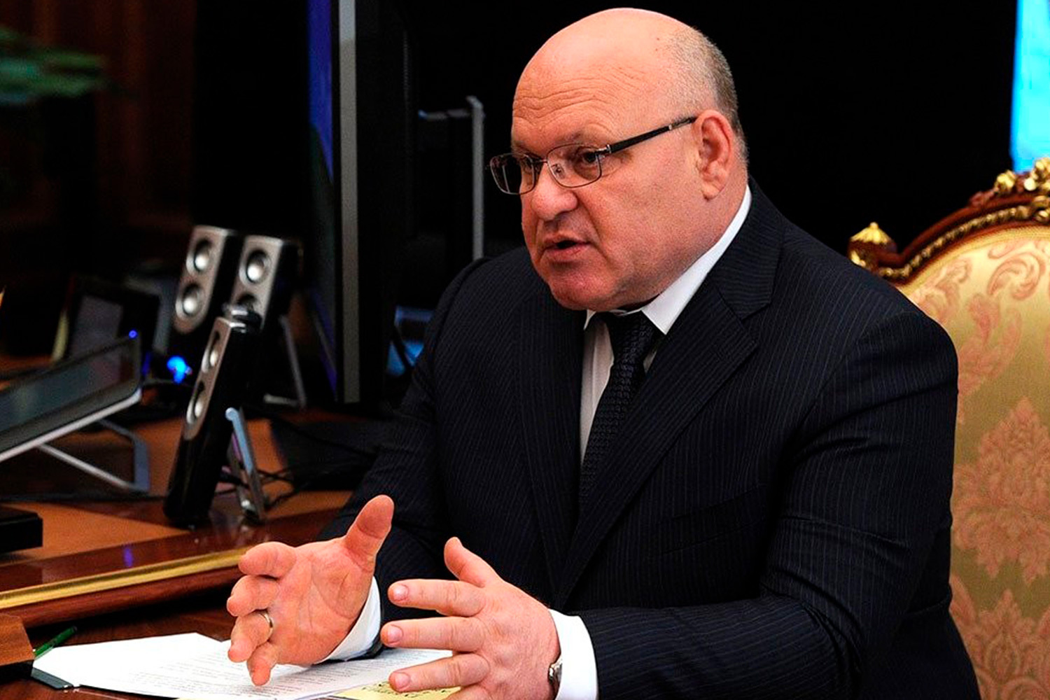 Александр Винников, Еврейская автономная область (2010-2015) – 4 года условноБыл задержан в 2018 г. по делу о злоупотреблении должностными полномочиями во время своего губернаторства при закупках на фиктивных торгах медоборудования для онкодиспансера по завышенной стоимости. Ущерб области был оценен в 24 млн руб. В июле 2019 г. был приговорен к четырем годам условно, в ноябре того же года дело было отправлено на пересмотр, в сентябре 2021 г. суд вновь приговорил Винникова к четырем годам лишения свободы условно.