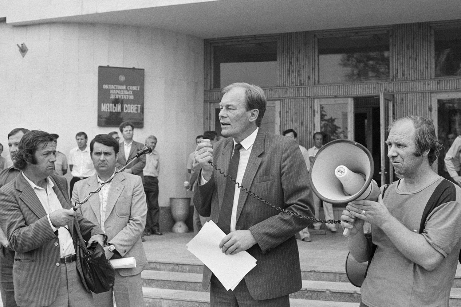 Николай Подгорнов, Вологодская область (1991-1996) – 7 летБыл задержан в ноябре 1996 г. по делу о хищении госсредств и взяточничестве. В 1998 г. был оправдан по 18 эпизодам из 20, был обвинен в незаконном приобретении оборудования и деталей к служебному автомобилю и приговорен к году лишения свободы условно. В 1999 г. Верховный суд (ВС) РФ отправил дело на пересмотр, в октябре того же года Подгорнов был приговорен к семи годам с частичной конфискацией имущества, но в июне 2000 г. был амнистирован.