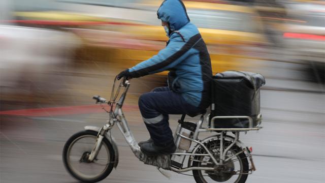 Документом предлагается учесть предложения депутатов Петербурга при разработке Минтрансом РФ и МВД России мер по совершенствованию правового регулирования в этой сфере&nbsp;