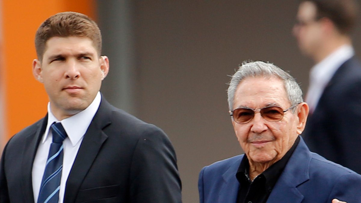 Рядом с Раулем Кастро – его внук и личный охранник Рауль Гильермо Родригес Кастро.