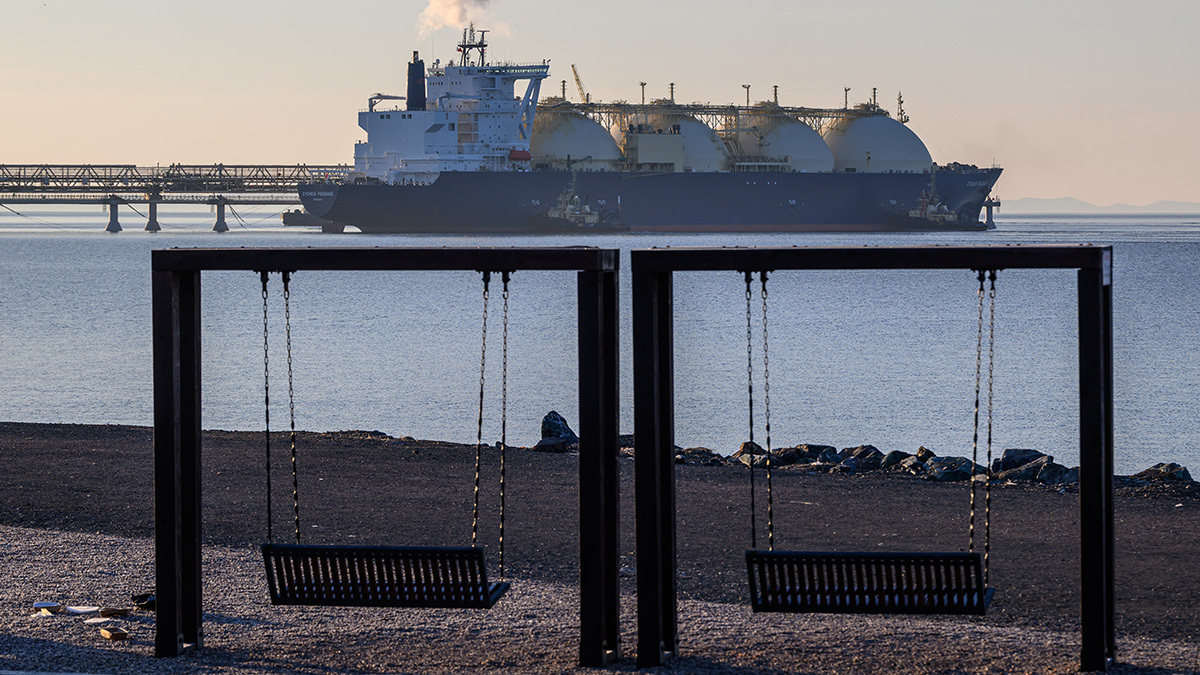 На фоне существенного роста экспортных цен на нефть и удобрения курс руб­ля заметно укрепится в ближайшие месяцы 