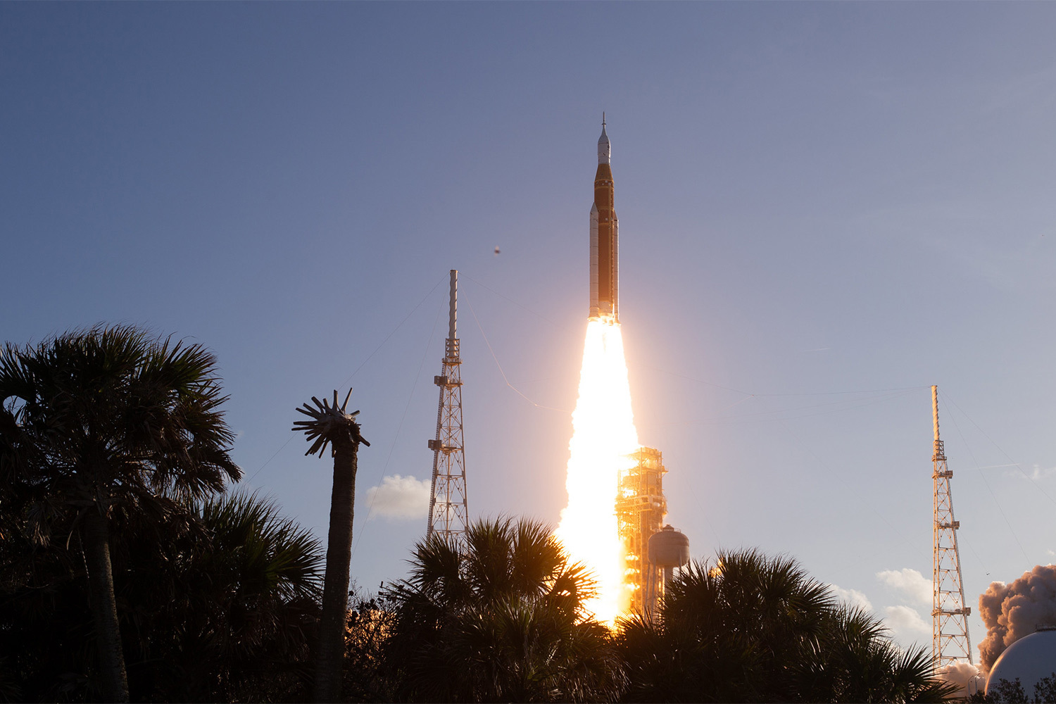 Миссия Artemis II («Артемида-2») стартовала 1 апреля в 22:35 по восточному времени (2 апреля 01:35 по московскому). Двухступенчатая сверхтяжелая ракета-носитель Space Launch System с космическим кораблем Orion («Орион»), получившим для этой миссии название Integrity («Честность»), взлетела с площадки 39A Космического центра им. Джона Кеннеди во Флориде. В состав экипажа вошли американцы Грегори Рид Уайсмен (командир), Виктор Гловер (пилот) и Кристина Кук, а также канадец Джереми Хансен.