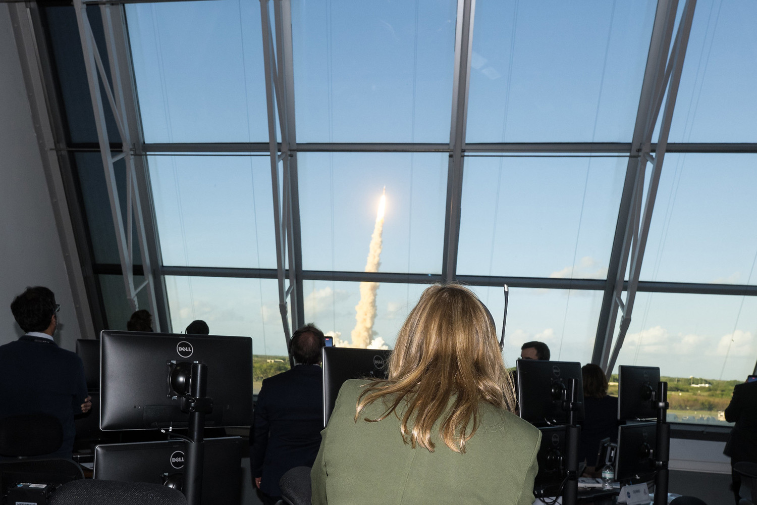 Целью миссии стала проверка систем корабля «Орион» перед запланированной на 2028 г. высадкой на Луну. Изначально запуск был назначен на 2023 г., однако его неоднократно откладывали из-за технических проблемы с аппаратом и наземной инфраструктурой. На генеральной репетиции в феврале 2026 г. специалисты обнаружили утечку жидкого водорода в хвостовой части ракеты-носителя, тем не менее 1 апреля она полетела. «Сегодняшний старт знаменует определяющий момент для нашей страны и для всех, кто верит в исследования», – заявил глава NASA Джаред Айзекман.