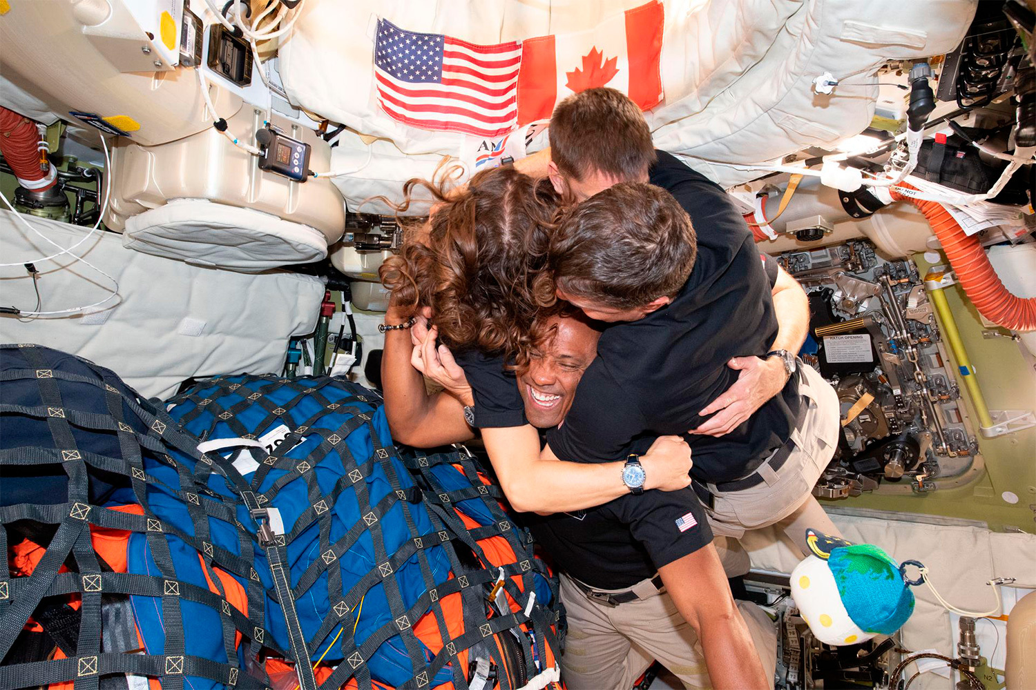 В прямом эфире, который ведет NASA, канадский астронавт заметил два обнаруженных безымянных кратера. Первый было предложено в честь самого корабля – «Честность». Второй, находящийся «в очень интересном месте на Луне», Хансен хотел бы назвать в честь жены командира Кэрролл, которая умерла от рака в 2020 г., сообщает The Guardian. «Несколько лет назад, когда мы начинали этот путь, в нашей сплоченной семье астронавтов мы потеряли любимого человека», – объяснил канадский астронавт.