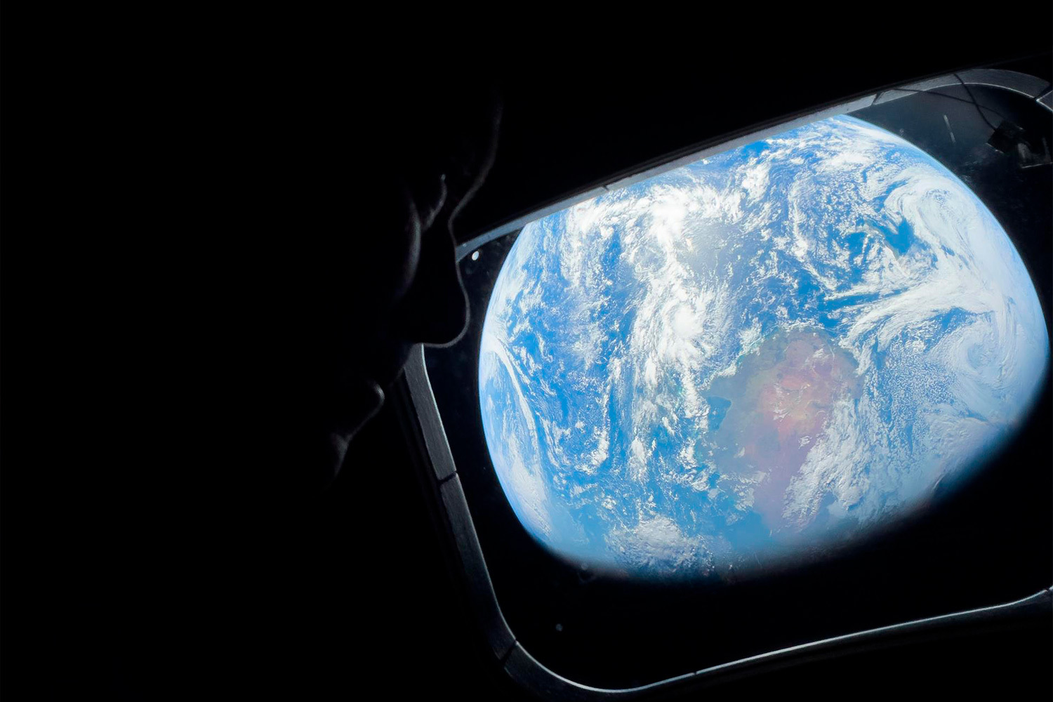 По возвращении на Землю, будет произведена официальная регистрация рекорда по дальности полета человека. Предложенные астронавтами названия безымянных кратеров – «Честность» и «Кэрролл» – будут направлены в Международный астрономический союз для их официального утверждения. 10 апреля миссии предстоит войти в атмосферу Земли, где капсула экипажа подвергнется воздействию до 2800 °C. В благоприятных условиях, «Орион» выпустит два тормозных и три основных парашюта, чтобы затем приводниться в Тихом океане, где его подберут корабли. Как сообщил Айзекман, Трамп хочет быть первым человеком, кто приветствует астронавтов после полета.