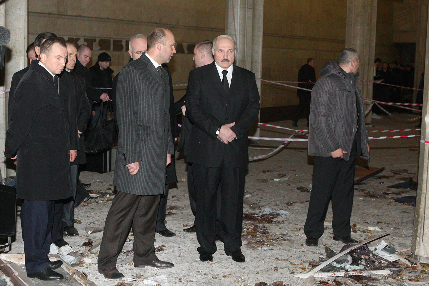 Через два часа после взрыва на место прибыл президент Александр Лукашенко с шестилетним сыном Николаем. Глава государства заявил, что действия преступников были направлены на подрыв «мира и стабильности», и намекнул на возможное иностранное вмешательство. Он также распорядился провести экстренное расследование на отечественных складах оружия. В Минск прибыли иностранные взрывотехники, включая специалистов ФСБ.