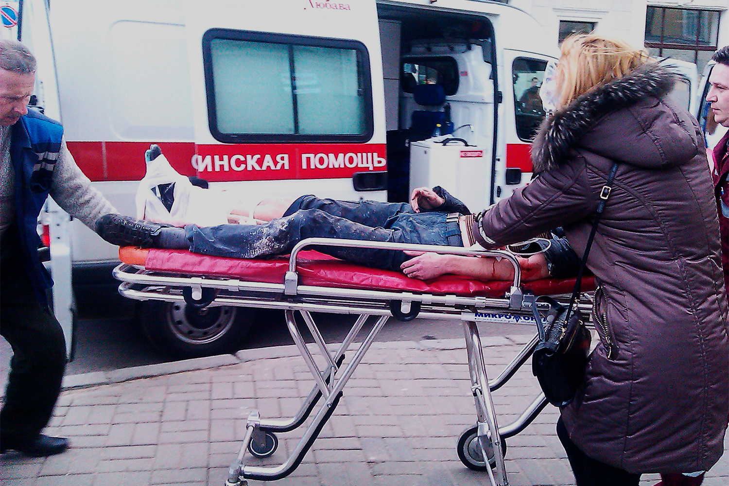 Мощность самодельного радиоуправляемого взрывного устройства оценивалась в 5-7 кг в в тротиловом эквиваленте. Бомба была начинена рубленой арматурой, гвоздями и металлическими шариками диаметром около 1,5 см, что привело к многочисленным осколочным ранениям. Взрыв был настолько сильным, что его почувствовали на соседних станциях. Позже министр внутренних дел Белоруссии Анатолий Кулешов заявил, что преступники стремились «убить как можно больше людей».