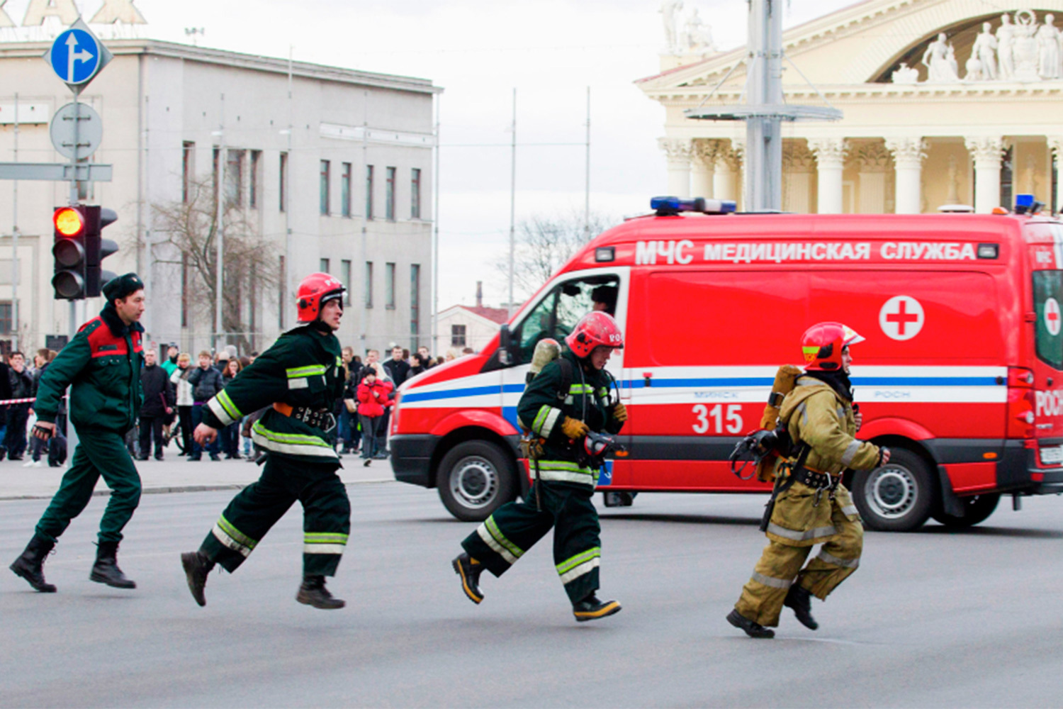 В 17:58 сообщение о ЧП поступило в МЧС. Уже через три минуты на место прибыли первые спасатели: людей экстренно эвакуировали, а метро перекрыли. Все выходы станции ведут к главной артерии города – проспекту Независимости, неподалеку от которого находятся резиденция президента, Дворец Республики, ГУМ и другие ключевые объекты.