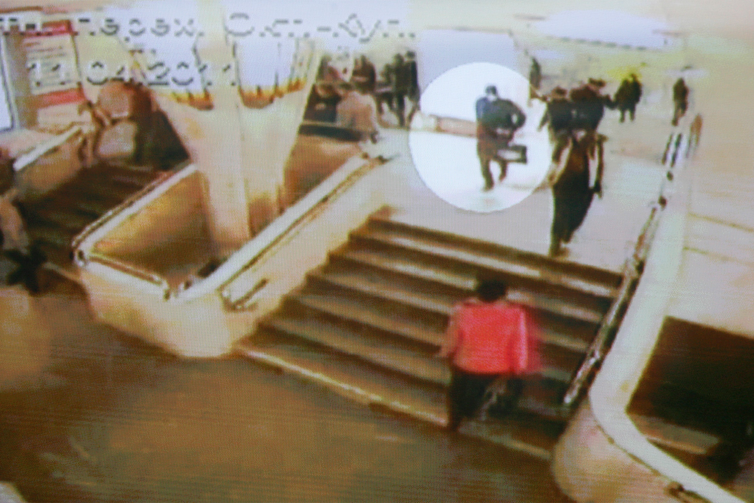 Выйти на след преступников удалось благодаря камерам видеонаблюдения в метро и на близлежащих улицах. Анализ записей показал, что незадолго до взрыва неизвестный подошел к месту, которое специалисты определили как эпицентр, и оставил большую сумку, а затем поднялся по лестнице. Дальнейшая работа с видеоматериалами позволила установить, что он неоднократно заходил в метро на станции «Фрунзенская». Специалисты составили на предполагаемого террориста фоторобот.