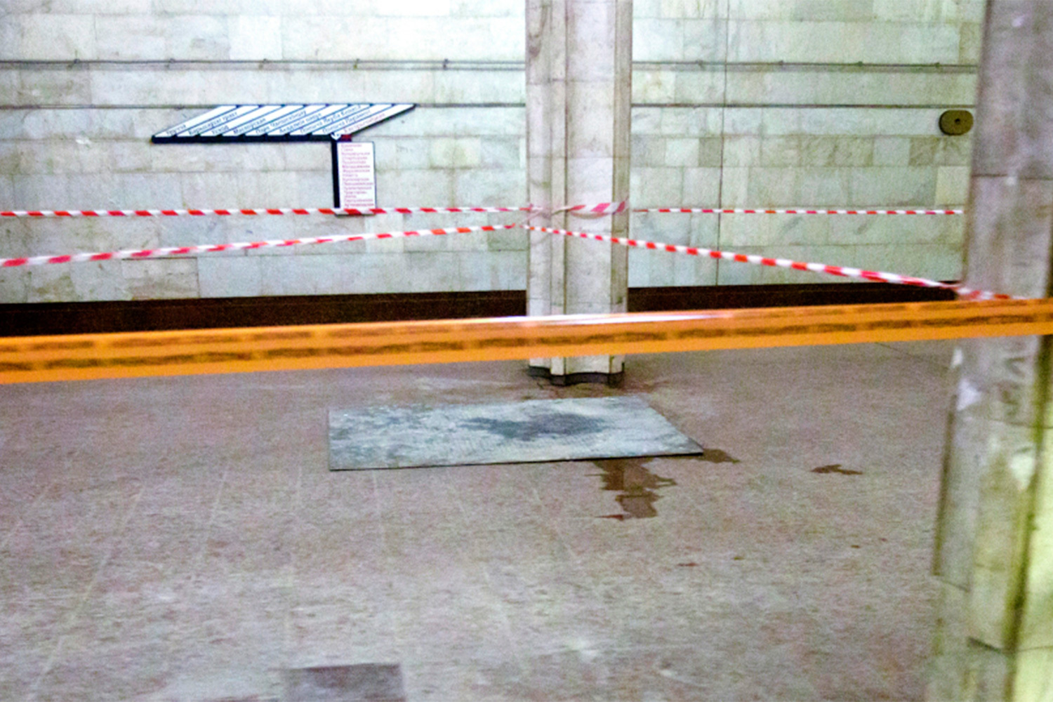 В ночь на 13 апреля бойцы спецподразделения МВД Белоруссии «Алмаз» ворвались в съемную квартиру в Минске, где находились подозреваемые – 25-летние Дмитрий Коновалов и Владислав Ковалев – уроженцы Витебска и друзья со школьной скамьи. В ходе допросов выяснилось: Коновалов планировал оставить бомбу рядом с эскалатором, но в последний момент передумал, опасаясь попасть под удар. Он установил СВУ под скамейкой и активировал его дистанционно с помощью пульта, находясь в переходе на станцию «Купаловская».