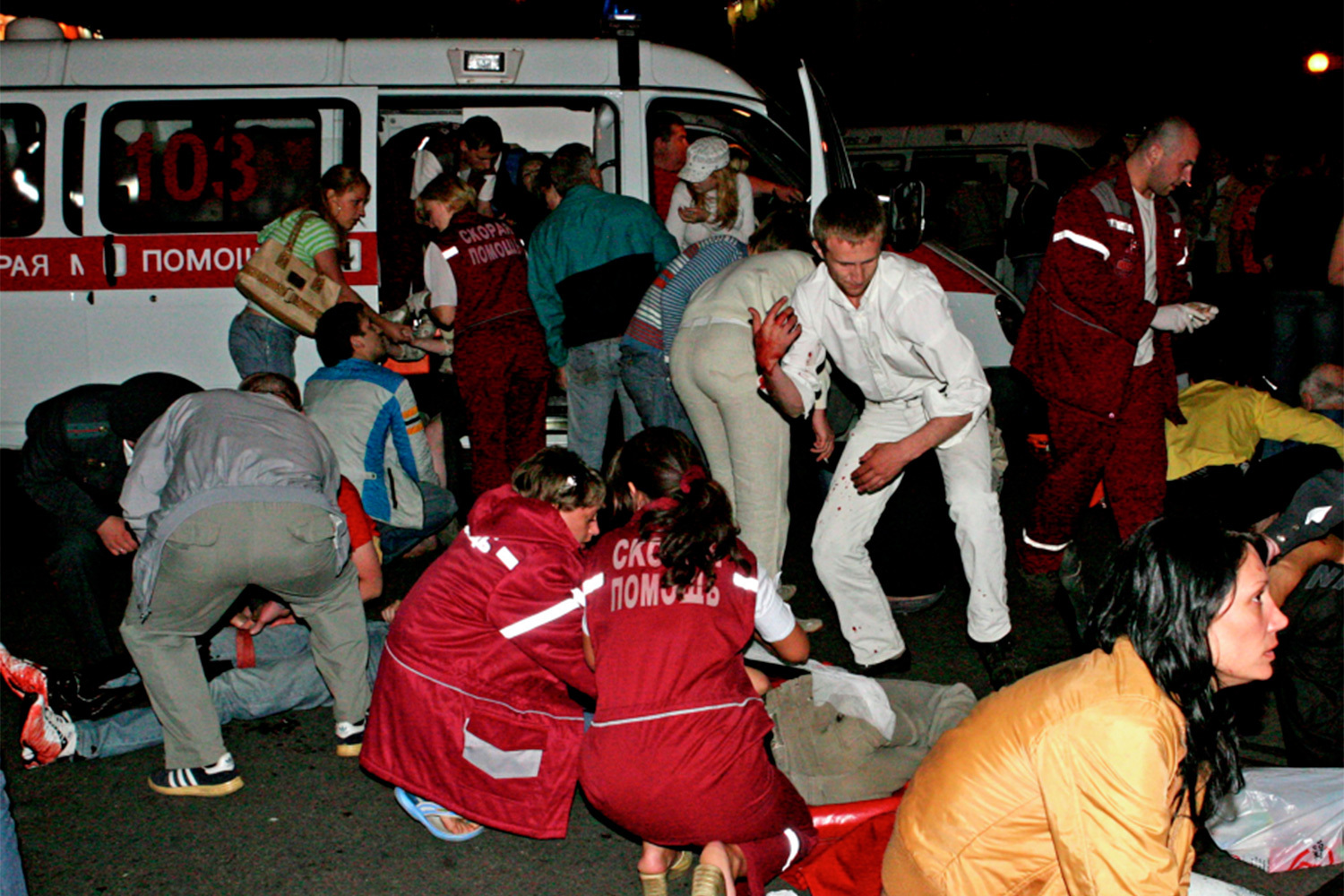 Задержанные оказались опытными подрывниками. Еще в 2000 г. Коновалов и Ковалев организовали взрыв в подъезде жилого дома в Витебске, затем закладывали СВУ у остановки и кафе. В итоге приятели добрались до белорусской столицы: 4 июля 2008 г., во время празднования Дня независимости Белоруссии, они устроили взрыв у стелы «Минск – город‑герой» (на фото). Ранения получили более 50 человек. Ключевую роль в расследовании сыграл неразорвавшийся второй заряд, который помог найти отпечаток пальца террориста. Коновалов на допросе признавался: осечка не расстроила его так, как то, что власти объявили происшествие «злостным хулиганством», а не «терактом».&nbsp;