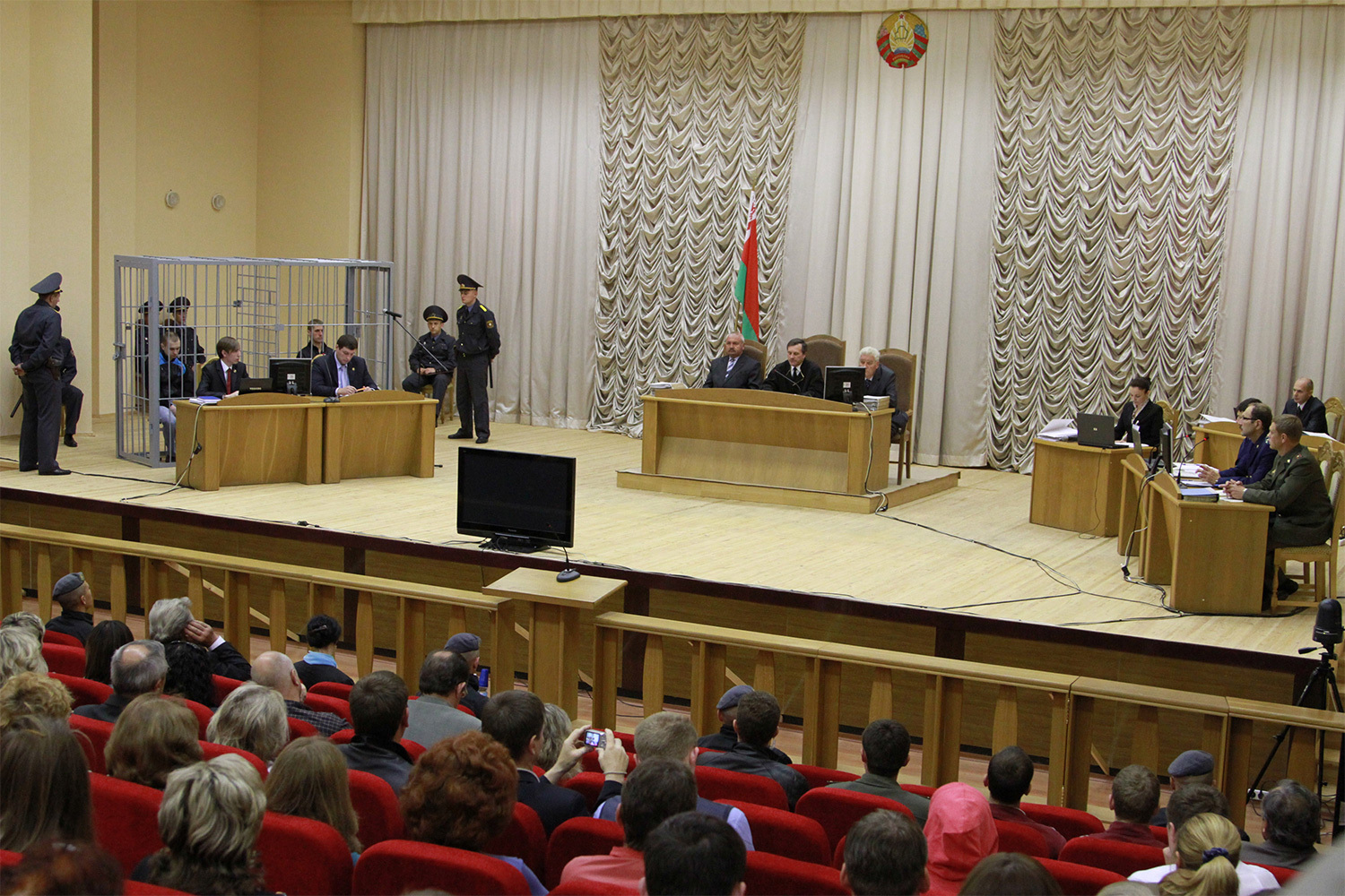 Генеральная прокуратура Белоруссии квалифицировала происшествие на станции «Октябрьская» как теракт. Материалы дела составили более 500 томов. В ходе расследования выяснилось, что самодельную бомбу изготовили в Витебске – там была обнаружена лаборатория. Согласно обвинительному заключению, целью организаторов являлась «дестабилизация общественного порядка и устрашение населения». Коновалов позже объяснил атаку стремлением сменить власть в стране, тогда как Ковалев утверждал, будто не знал о планах приятеля. Однако следствие не приняло эти доводы.