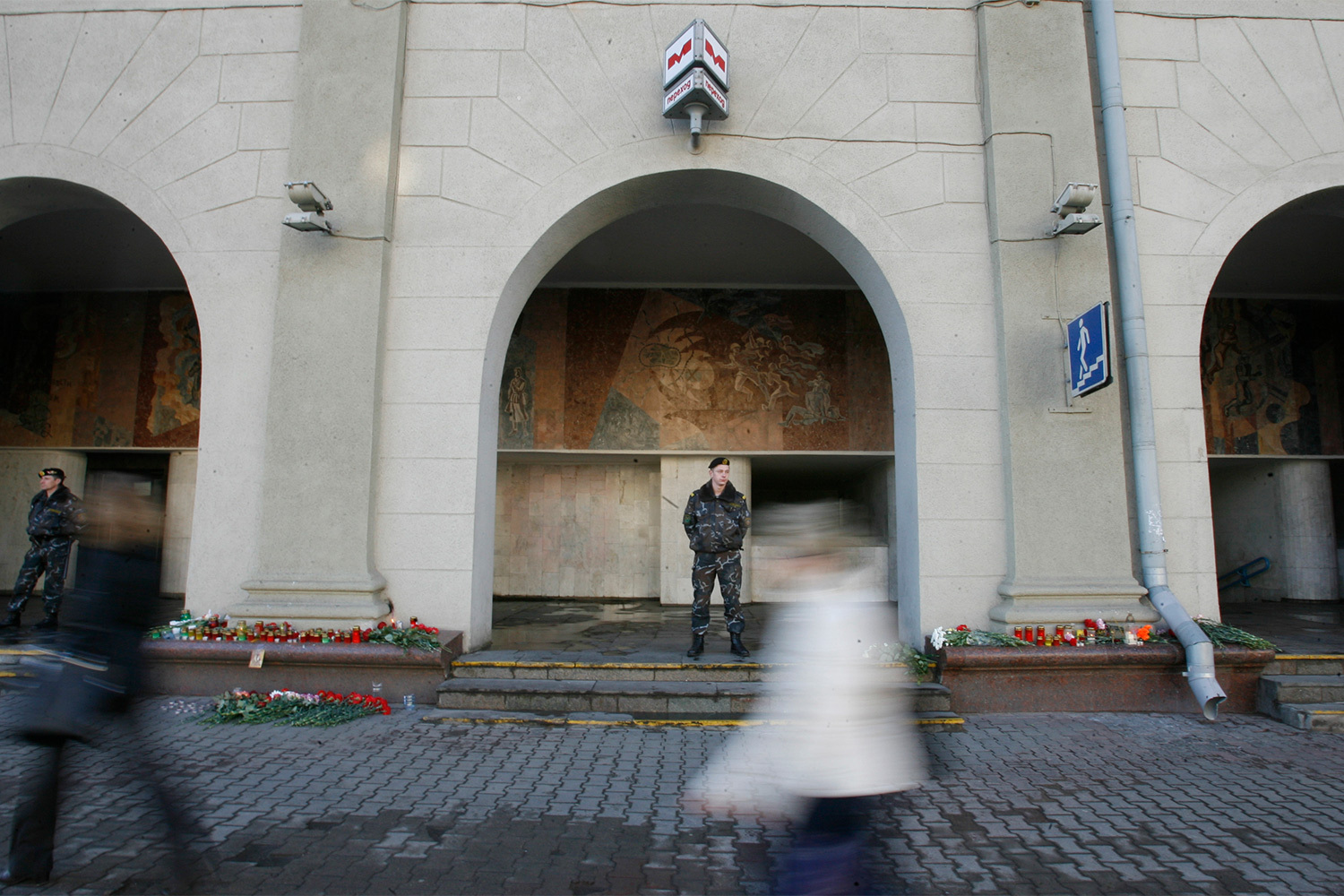 11 апреля 2011 г. в Минске на станции «Октябрьская» – составной части пересадочного узла двух линий – случился единственный за всю историю белорусского метро теракт. Взрыв прогремел в 17:55 по местному времени (совпадает с московским), когда в зоне происшествия находилось около 300 человек: люди возвращались с работы в час пик.&nbsp;