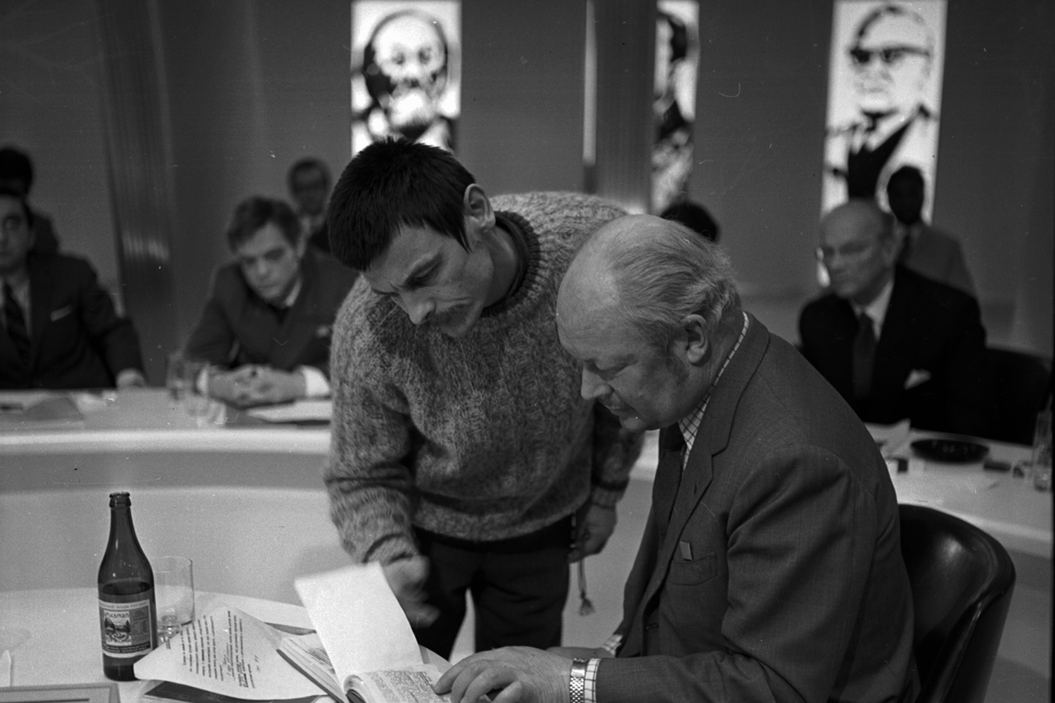 Съемки фильма начались со сцены заседания комиссии, где заслушиваются показания пилота Бертона. Они проходили в декорациях, построенных на «Мосфильме», а также в здании Совета экономической взаимопомощи на проспекта Калинина (сейчас – Новый Арбат), которое на тот момент считалось самой современной постройкой в столице. Роль председателя комиссии Тарковский изначально отдал американскому журналисту Эдмунду Стивенсу (на фото), однако позже эпизоды с его участием из финальной версии картины были вырезаны. В итоге в этом амплуа предстал сценарист Александр Мишарин, а Стивенс появился на экране лишь мельком.&nbsp;