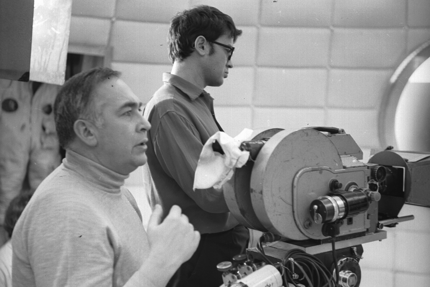 «Солярис» нередко называют «фильмом одного дубля», поскольку для работы над картиной была выделена дорогая и дефицитная в то время пленка Kodak, которую приходилось экономить. Каждый эпизод выстраивался заранее вплоть до мелочей – продумывались композиция кадра, движения актеров, освещение и мизансцена. Тарковскому были присущи исключительная достоверность и пристальное внимание к деталям, что осложняло задачу оператора Вадима Юсова (на первом плане). На съемочной площадке между ними порой возникали споры: Юсов не всегда сразу принимал режиссерское видение, особенно когда речь шла о многочисленных дублях ради едва заметных нюансов. Тем не менее он не раз подчеркивал, что, несмотря на творческие дискуссии, серьезных расхождений во взглядах у них не было.